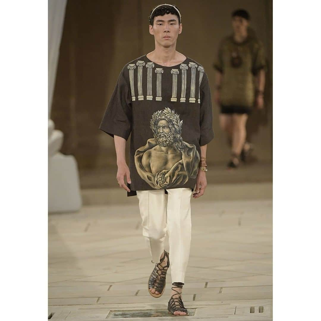 ドルチェ&ガッバーナさんのインスタグラム写真 - (ドルチェ&ガッバーナInstagram)「Dolce&Gabbana Alta Sartoria hand-painted brown linen tunic that depicts the god Zeus, paired with silk trousers, sandals, and bracelets in leather with decorations of gold and silver coins.  #DGAltaSartoria #DGFattoAMano #MadeInItaly #Sciacca #DGLovesSicily #DolceGabbana」7月7日 17時41分 - dolcegabbana