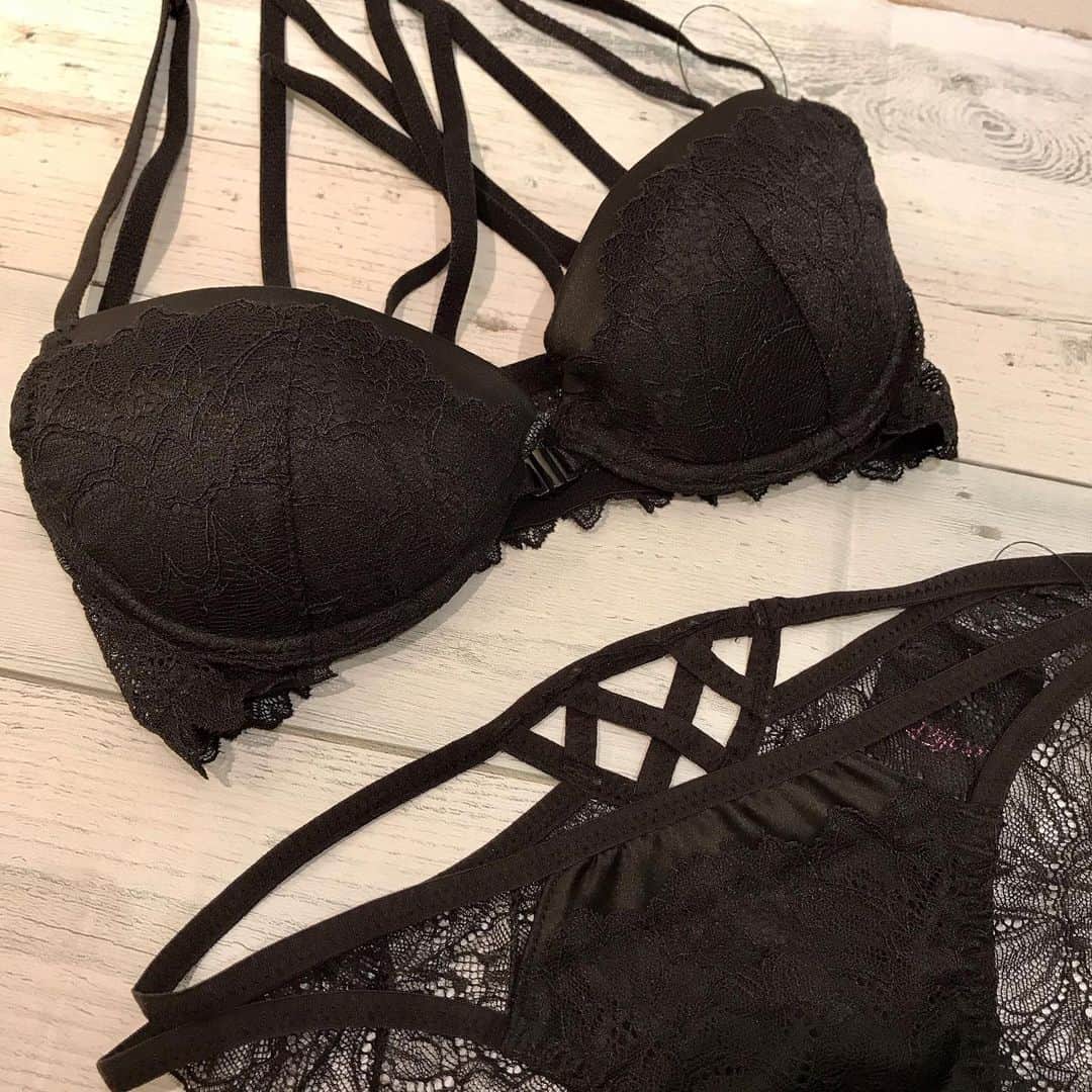 Ravijour札幌4丁目プラザ店のインスタグラム：「#SALE  バックのデザインを楽しめる フロントホックタイプ💖 . 詳しくはTOPのURLから飛んで見てください😉 .  単品ブラ ¥2,294+tax 単品ショーツ ¥994+tax .  #ravijour #ravijourstaff  #ravijourofficial  #ravijoursapporo  #ラヴィジュール #札幌 #SALE #4プラ」