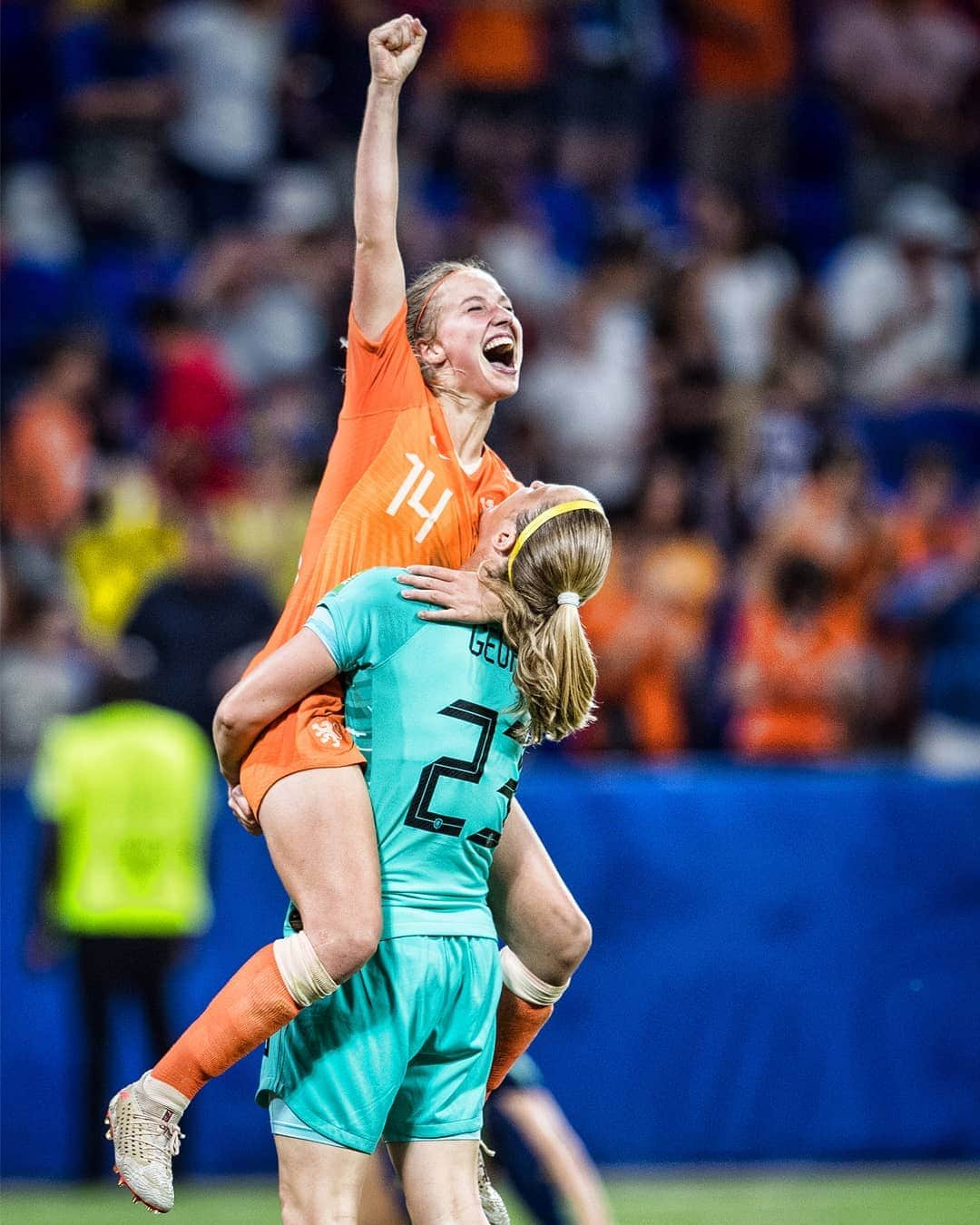 ヨハン・クライフのインスタグラム：「Today, 45 years since the 1974 World Cup final, the Dutch women’s national team has the chance to become World Champions for the first time in history. Veel succes, meiden! 🇳🇱 And a special 💪🏼 to @jackie_groenen_14 who said about Johan: “Unique and inspiring. My idol.” #14forever #CruyffLegacy」