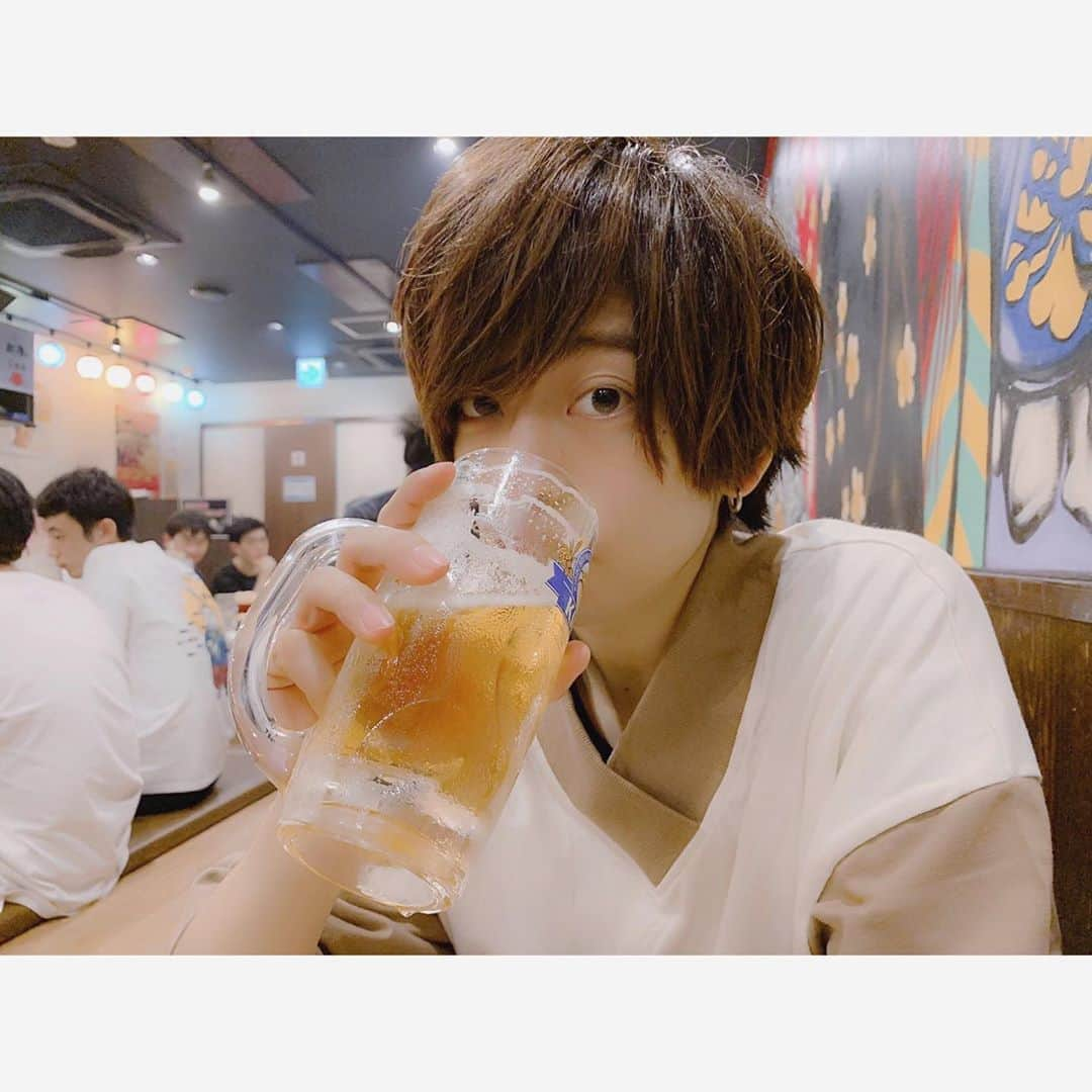 新井優のインスタグラム：「パーマかけるのが少しだけ延期になったから酒飲みを載っける。 こんな写真でも載せていいかな。笑 . . . #actor #instagood #instalike #followme  #instafollow #followme  #follow #instapic #ラテアート #ラテアート練習中  #サロンモデル #サロン撮影」