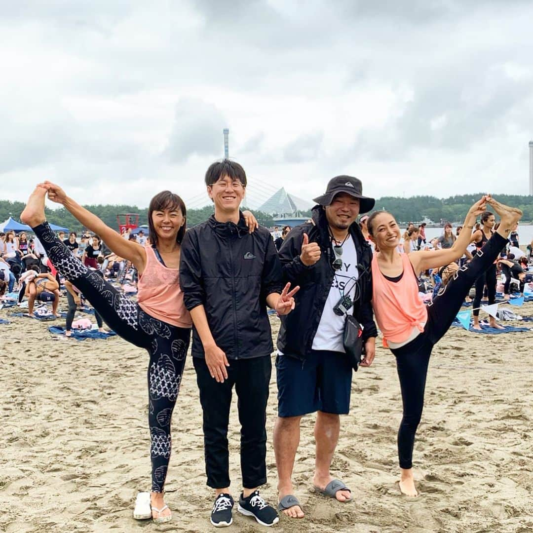 田中律子さんのインスタグラム写真 - (田中律子Instagram)「ROXY FITNESS RUNSUPYOGA🏃‍♀️🏄‍♀️🧘‍♀️ 八景島海の公園にて、ROXY RSY2DAYS無事に終了しました🙌霧雨が少し降ったり止んだり、でもヨガしてる時や、ライブ中は、ちゃんと雨が止んでくれて、本当ミラクルなお天気🤩 みんなで、ヨガしてランしてサップして、身体を動かして、ヘルシーな1日を過ごせて幸せ❤️ 昨日今日とたくさんのROXY大好きガールズが大集合してのイベント🤗参加してくれたみなさまありがとうございました🙌スタッフのみなさま、お疲れさまでした🙏次回のROXYRSYは、9月22日大阪、9月29日福岡です🏄‍♀️私はヨガ講師と総合MCとして、みなさまをお待ちしてます❤️チケットは発売中です👍  @roxyjapan  #roxyjapan  #roxygirl  #roxyfitness  #roxyfitnessrunsupyoga  #beachlife  #beachgirl  #yogagirl  #beachyoga」7月7日 17時43分 - ri2kotanaka