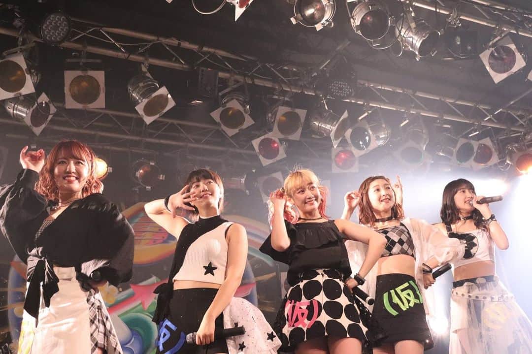 アップアップガールズ (仮)のインスタグラム：「今日は！#アプガ5の5乗ツアー 追加公演！ @ HEAVEN'S ROCK さいたま新都心 VJ-3  今回のツアーでステージ背景に掲げられている幕が描かれた場所です！ 14:00〜/18:00〜の2回公演是非お越しください！  #アプガ #uugirl #幕の凱旋 #名古屋のオフショット」