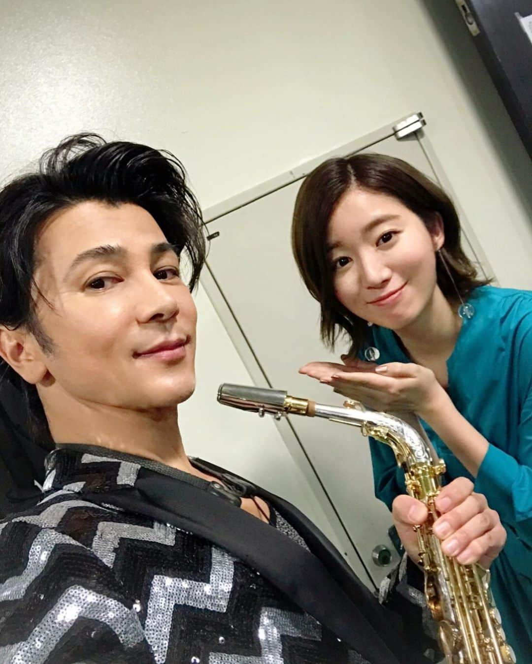 武田真治さんのインスタグラム写真 - (武田真治Instagram)「2019.6.11.#NHK #うたコン 舞台裏にて#杏沙子 さんと📸 失礼ながら、この日まで杏沙子さんのことを存じ上げませんでしたが、頂いたファーストアルバム「#フェルマータ」を聴いて大ファンに☆ 爽やかでポジティブな楽曲だらけ🎵 要チェックのシンガーソングライターさんです！  #武田真治」7月7日 12時23分 - shinji.takeda