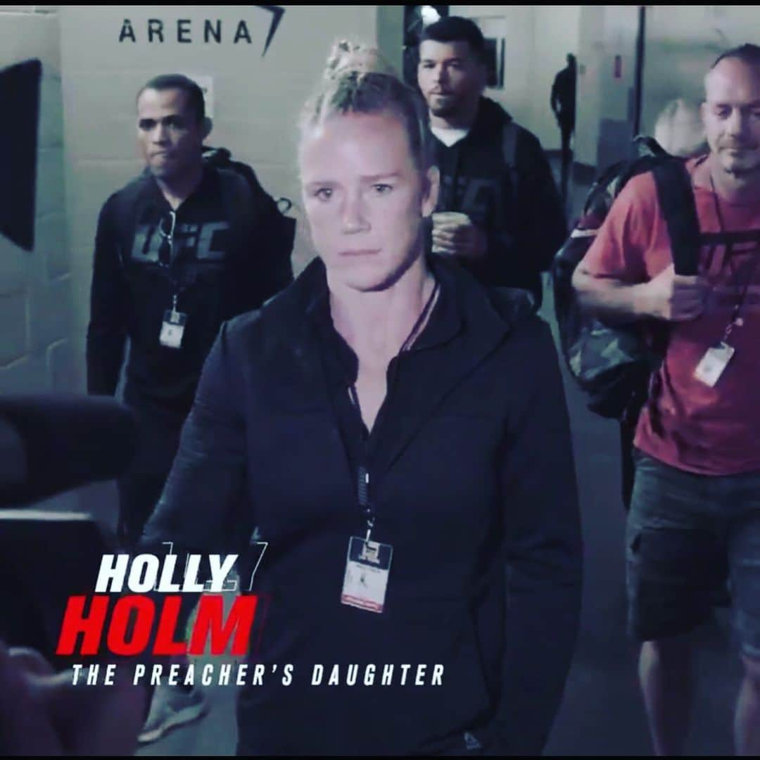 ジェイミー・フォックスさんのインスタグラム写真 - (ジェイミー・フォックスInstagram)「@hollyholm knuckle up! Let’s gooo good luck tonight! #thepreachersdaughter #canigetaamen @ufc」7月7日 12時17分 - iamjamiefoxx