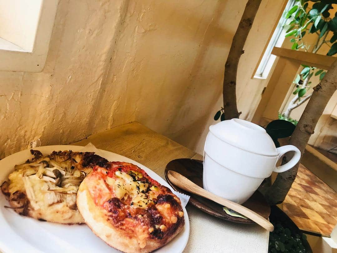 青木茉里奈さんのインスタグラム写真 - (青木茉里奈Instagram)「雨の為☔️Bakery CafeでBrunchして来ました🍽🍞 ・Rose hip tea ☕️ ・マルゲリータ🧀 ・きのこ&ゴルゴンゾーラ&はちみつ🍯 東京のお家の近くに お洒落なお店見つけました🍴🥖 今日は七夕ですね🎋.:｡+ﾟ  #雨の為 #bakerycafe #brunch  #7月7日 #七夕」7月7日 12時21分 - marinaaoki28