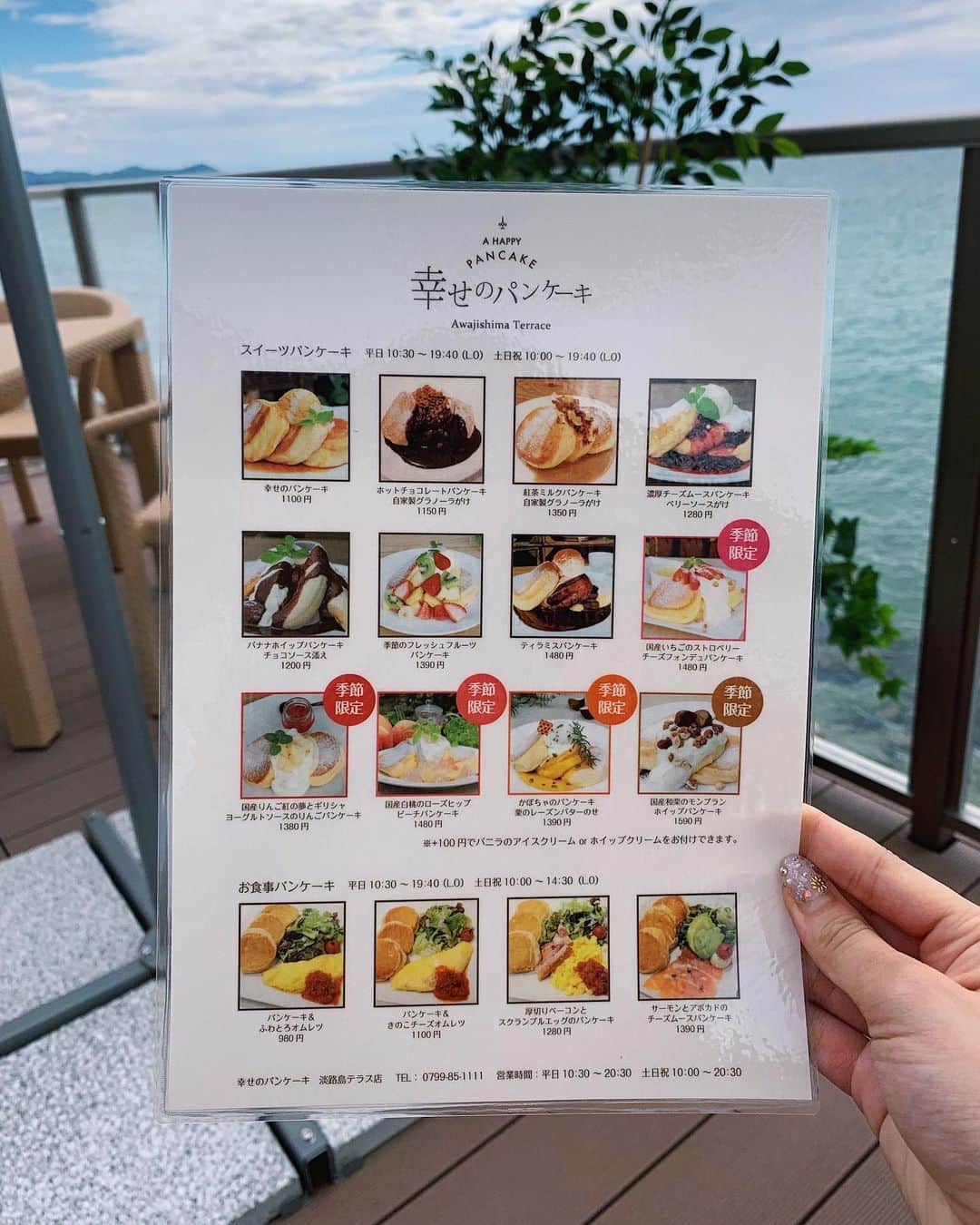 karen okajimaさんのインスタグラム写真 - (karen okajimaInstagram)「ㅤㅤㅤ ㅤㅤㅤ 本日オープンの幸せのパンケーキ 淡路島テラスさんのレセプションに 昨日行ってきました🤤🥞💕 ※3枚目動画あるから動画も見てね🤭  ㅤㅤㅤ  行ってびっくり！広すぎる！！ どこ座っても海が見えるオーシャンビューで リゾートホテルのような空間を楽しめるの🌴 ㅤㅤㅤ  トロピカルなドリンクも豊富でかわいいし もちろんパンケーキは美味しすぎるん、、🥞🤤 ㅤㅤㅤ ㅤㅤㅤ  プールサイドでランチやスイーツを味わえるから ファミリーやカップルや友達通しでも 楽しめること間違いなし🥰👌 ㅤㅤㅤ ㅤㅤㅤ  店内は白を基調としてる美しい空間で素敵◎  テラス席からお昼は穏やかで青い海、 夕暮れ時には綺麗な夕日が沈む絶景を 眺めることができる最高のロケーションで ほんまにリゾートホテルみたいで ゆっくりできて最高なの〜☺️💓 ㅤㅤㅤ ㅤㅤㅤ  他にもブランコや幸せの鐘や テニスコートもあるん🤭💕 ㅤㅤㅤ ㅤㅤㅤ  本日からオープンしてるのでぜひ 行ってみるべしー😍❤️ 時間がない方はテイクアウト商品も あるのでぜひテイクアウトもしてみてね🤭  ㅤㅤㅤ  ㅤㅤㅤ  ㅤㅤㅤ 🥞幸せのパンケーキ淡路島テラス ⏰営業時間(夏期)　不定休 ⏰7/7のみ11:00～20:30(LO19:40) ⏰平日 10:30～20:30(LO19:40) ⏰土日・祝 10:00～20:30(LO19:40) 💺座席数　193席(店内52席・店外141席)  ㅤㅤㅤ  #幸せのパンケーキ #淡路島 #淡路島カフェ #淡路島リゾート #淡路島テラス #淡路島スイーツ #淡路島パンケーキ #ahappypancake #pancake  #cafe #パンケーキ巡り #パンケーキ食べたい #サンセットロード #海沿いカフェ #オーシャンビューカフェ #岡島かれん #グルメ岡島」7月7日 12時32分 - karenokajima0318