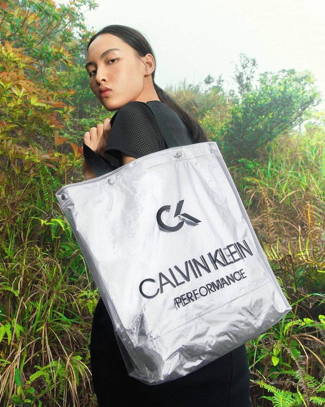 Calvin Kleinさんのインスタグラム写真 - (Calvin KleinInstagram)「On the go ⏩ ⠀⠀⠀⠀⠀⠀⠀⠀ Show off your #weekend style with our #CALVINKLEINPERFORMANCE cropped mesh tee and transparent metallic tote. ⠀⠀⠀⠀⠀⠀⠀⠀ Tap to shop #CALVINKLEIN ⤴️」7月7日 12時24分 - calvinklein