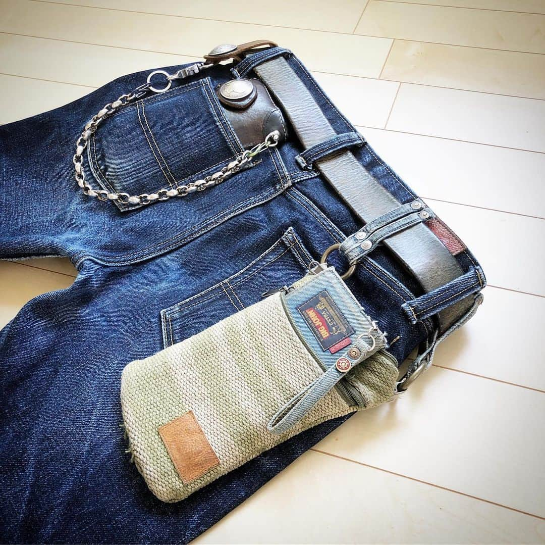 BIG JOHNさんのインスタグラム写真 - (BIG JOHNInstagram)「スタッフ👖onishi👖 23オンスジーンズ【M106G】穿き込みレポート63回目👖 リジット36日👖 1st湯洗い後41日👖 2nd湯洗い後42日👖 3rd湯洗い後42日👖 4th湯洗い後41日👖 5th湯洗い後41日👖 6th湯洗い後49日👖 7th湯洗い後48日👖 8th湯洗い実施👖 計340日着用👖 目標の365日着用目前です👖 普段愛用のジーンズキーホルダー、ウォレット、スマホケース(非売品)、ベルトと一緒に👖 ジーンズキーホルダーは、ONLINE SHOPで販売開始です👖 児島ジーンズストリート、ビッグジョン児島本店、大阪市南船場、ビッグジョン大阪店、祐天寺駅 西口2、ビッグジョン東京店、BIGJOHN ONLINE SHOPで好評発売中👖 @bigjohnshop @bigjohntokyo @bigjohnosaka #bigjohn #bigjohnjeans #jeans #denim #23oz #japan #okayama #kurashiki #kojima #kojima-jeans-street #jeans-street #coordinate #outfit #mystyle #denimcode #nanocolloid #nano #denim-wash #wash #toughjeans #tough #selvedgejeans #selvedge #tax-freeshop #tax-free #denim-street #kurashiki-denim-street #funny #red moon #wallet #leather #sundrise #denim sundrise #setouchi #ootd」7月7日 12時25分 - bigjohnjeans