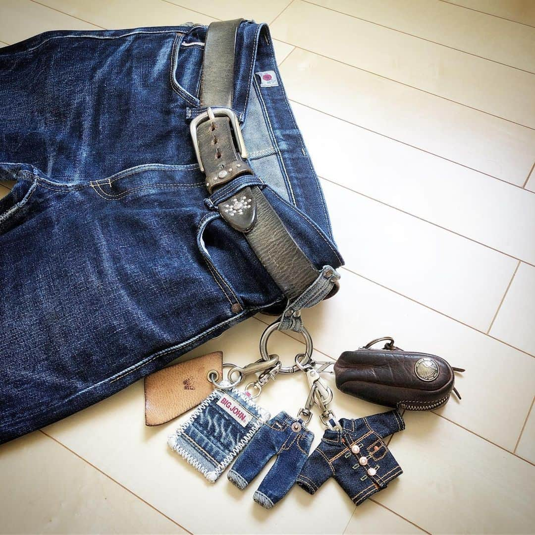 BIG JOHNさんのインスタグラム写真 - (BIG JOHNInstagram)「スタッフ👖onishi👖 23オンスジーンズ【M106G】穿き込みレポート63回目👖 リジット36日👖 1st湯洗い後41日👖 2nd湯洗い後42日👖 3rd湯洗い後42日👖 4th湯洗い後41日👖 5th湯洗い後41日👖 6th湯洗い後49日👖 7th湯洗い後48日👖 8th湯洗い実施👖 計340日着用👖 目標の365日着用目前です👖 普段愛用のジーンズキーホルダー、ウォレット、スマホケース(非売品)、ベルトと一緒に👖 ジーンズキーホルダーは、ONLINE SHOPで販売開始です👖 児島ジーンズストリート、ビッグジョン児島本店、大阪市南船場、ビッグジョン大阪店、祐天寺駅 西口2、ビッグジョン東京店、BIGJOHN ONLINE SHOPで好評発売中👖 @bigjohnshop @bigjohntokyo @bigjohnosaka #bigjohn #bigjohnjeans #jeans #denim #23oz #japan #okayama #kurashiki #kojima #kojima-jeans-street #jeans-street #coordinate #outfit #mystyle #denimcode #nanocolloid #nano #denim-wash #wash #toughjeans #tough #selvedgejeans #selvedge #tax-freeshop #tax-free #denim-street #kurashiki-denim-street #funny #red moon #wallet #leather #sundrise #denim sundrise #setouchi #ootd」7月7日 12時25分 - bigjohnjeans