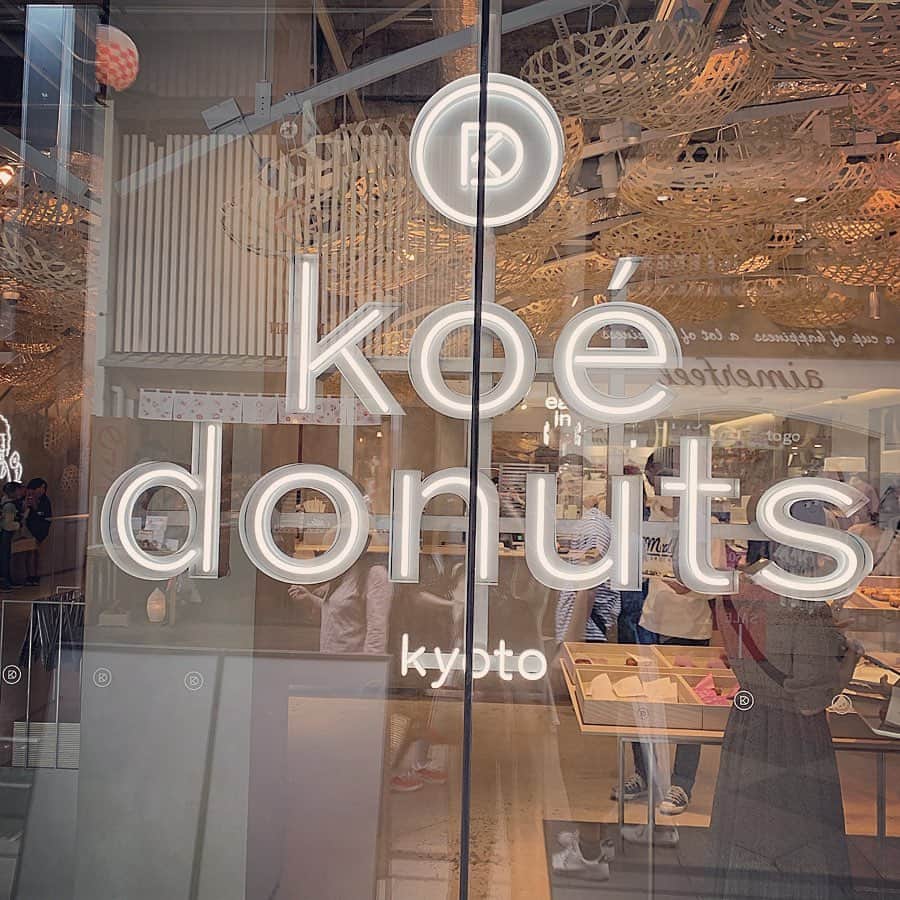 山本彩加さんのインスタグラム写真 - (山本彩加Instagram)「京都に行った時に、話題の #koedonuts cafeに行ってきました！ ・ ・ 目の前の作ってくださったんです！！すごかったなぁーー❤︎ ・ ・ 生クリームが甘すぎずめっちゃ食べやすかった！！！！ ぜひ💗💗 ・  #koeethical #donutsinnovation #カフェ巡り #京都カフェ #河原町カフェ #ドーナツ #スイーツ」7月7日 12時27分 - ayaka48_yanyan