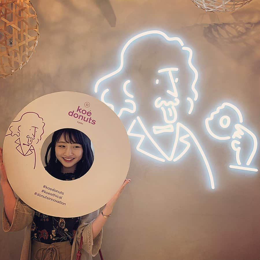 山本彩加さんのインスタグラム写真 - (山本彩加Instagram)「京都に行った時に、話題の #koedonuts cafeに行ってきました！ ・ ・ 目の前の作ってくださったんです！！すごかったなぁーー❤︎ ・ ・ 生クリームが甘すぎずめっちゃ食べやすかった！！！！ ぜひ💗💗 ・  #koeethical #donutsinnovation #カフェ巡り #京都カフェ #河原町カフェ #ドーナツ #スイーツ」7月7日 12時27分 - ayaka48_yanyan