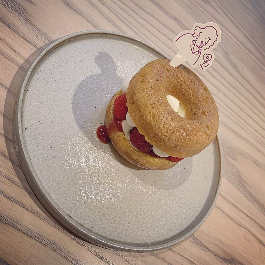 山本彩加さんのインスタグラム写真 - (山本彩加Instagram)「京都に行った時に、話題の #koedonuts cafeに行ってきました！ ・ ・ 目の前の作ってくださったんです！！すごかったなぁーー❤︎ ・ ・ 生クリームが甘すぎずめっちゃ食べやすかった！！！！ ぜひ💗💗 ・  #koeethical #donutsinnovation #カフェ巡り #京都カフェ #河原町カフェ #ドーナツ #スイーツ」7月7日 12時27分 - ayaka48_yanyan