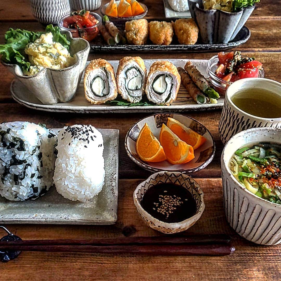 meeのインスタグラム：「おこんにちは😊  福岡は梅雨入りしたものの昨日今日と晴天☀️ ☔️は好きではないけど梅雨の☀️はやばぁ～い😭 昨日は息子の中体連🏀で１日体育館に浸かってたので今日は私はお休み😁✨ なので、午前練習試合の息子と一緒に食べるお昼ごはん🎵 ちょっとだけ頑張りました😆💕 ＊ササミの大葉チーズフライ ＊アスパラ豚バラ巻き ＊ポテサラ ＊トマトと大葉ポン酢和え ＊味噌汁 ＊オレンジ ＊おにぎり  では、いただきま～す🎵」