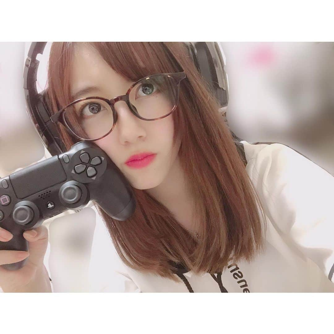 松村芽久未さんのインスタグラム写真 - (松村芽久未Instagram)「﻿ ﻿ ゲーム中のわい🙋‍♀️🙋‍♀️﻿ ﻿ ﻿ 楽な服装で眼鏡してヘッドセットして﻿ いつもゲームしてます🙋‍♀️🙋‍♀️🎮❤️﻿ ﻿ ﻿ お家でずっとこんな感じです（笑）﻿ ﻿ ﻿ ﻿ #PS4 #ゲーム #R6S #ゲーム好き #🎮」7月7日 12時30分 - m.egu0626