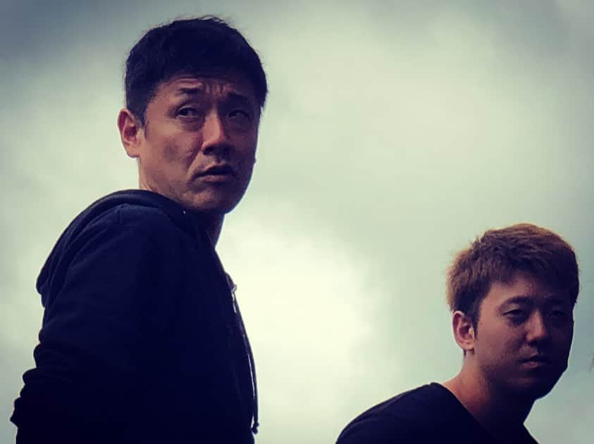 小野さゆりさんのインスタグラム写真 - (小野さゆりInstagram)「本日富士スピードウェイで開催されている ロータリー魂VERTEXブースで、 天元突破のその先になってしまったナノメタルライティングクリアセットのラベル貼りのバイトとブースの売り子をしています(≧∀≦) 展示車両のオーナーさん達とパチリ✨  完璧悪い人達にしかみえない:(；ﾞﾟ'ωﾟ'): ブルーの車体にオーロラカラーのホイールのカッコいい車に モクローのぬいぐるみを大量にぶちこんでるオーナーさんのかわいさとスタイルの良さに目が行くけど、  見て！  男子2人完璧ヤカラだから！ ヤクザの顔！  でも金髪の方は整備や写真がうまくてやさしくてすごいの✨(*⁰▿⁰*) ひろまささんは客をさんざんディスるけどやさしいから皆にすかれててすごい✨(*⁰▿⁰*) オーナーさんは車の話きいたらむちゃしてくれたり、ヴェルテックスをヴェルテってゆうてたり猫みたいに箱座りしてねそうになったり可愛かった✨(*⁰▿⁰*) ブースのお片づけまでありがとうございました✨  そして、VERTEXレーシングスーツに、VERTEXカーで颯爽と登場されたオーナーさん✨  ソーセージくれて優しいし、いたるとこにVERTEXはいっててかっこよかったー✨(*⁰▿⁰*) そして、ナノメタルライティングクリアセットの開発者の方が来てくれたよ！  すごいー！(*⁰▿⁰*) こんなすごいものをつくってくれてありがたやーとテンション上がっちゃいました(≧∀≦) #WILLCOM #ウィルコム #PDG #VERTEX #D1GP #小野さゆり #レースクイーン #raceQueen #JAPAN #japanese #japanesegirl #モデル #model #小野さゆり #vertex #上野高広 #ドリフト #drift #D1GP #vertexraceQueen  #model  #ナノメタルライティングクリアセット #ベルテックス #ヴェルテックス #ロータリー魂 #イベント #イベント設営」7月7日 12時36分 - sayuriono0301