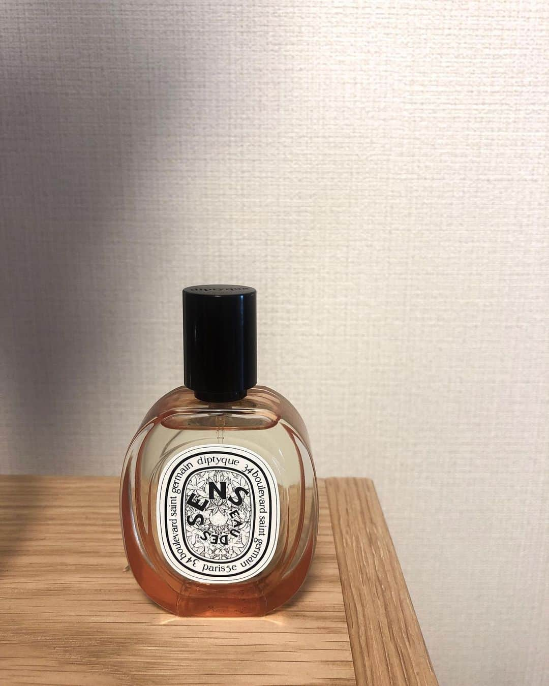 Kayumi Asukaのインスタグラム：「@diptyque🌿 . diptyque pop up store 6/27-7/16 新コレクションである ” Raw Materials in Colors “を記念して表参道ヒルズ１F 表参道R-STUDIOにオープン。 . メゾンを象徴する５つのフレグランスに様々な色合いを組み合わせたコレクション . #doson 青 #lombredansleau ピンク #eaudessens 黄 #philosykos 黄緑 #tamdao オレンジ . わたしが選んだEau des Sens は、オレンジをベースのほんのり甘い優しい香り🍊💭 . 7月16日までの期間中、ポップアップストアに用意されたポストカードに香りを付けて送ることが出来るそう👏🏻 . #diptyque #diptyqueOmotesando #ディプティック #フレグランスポップアップ」