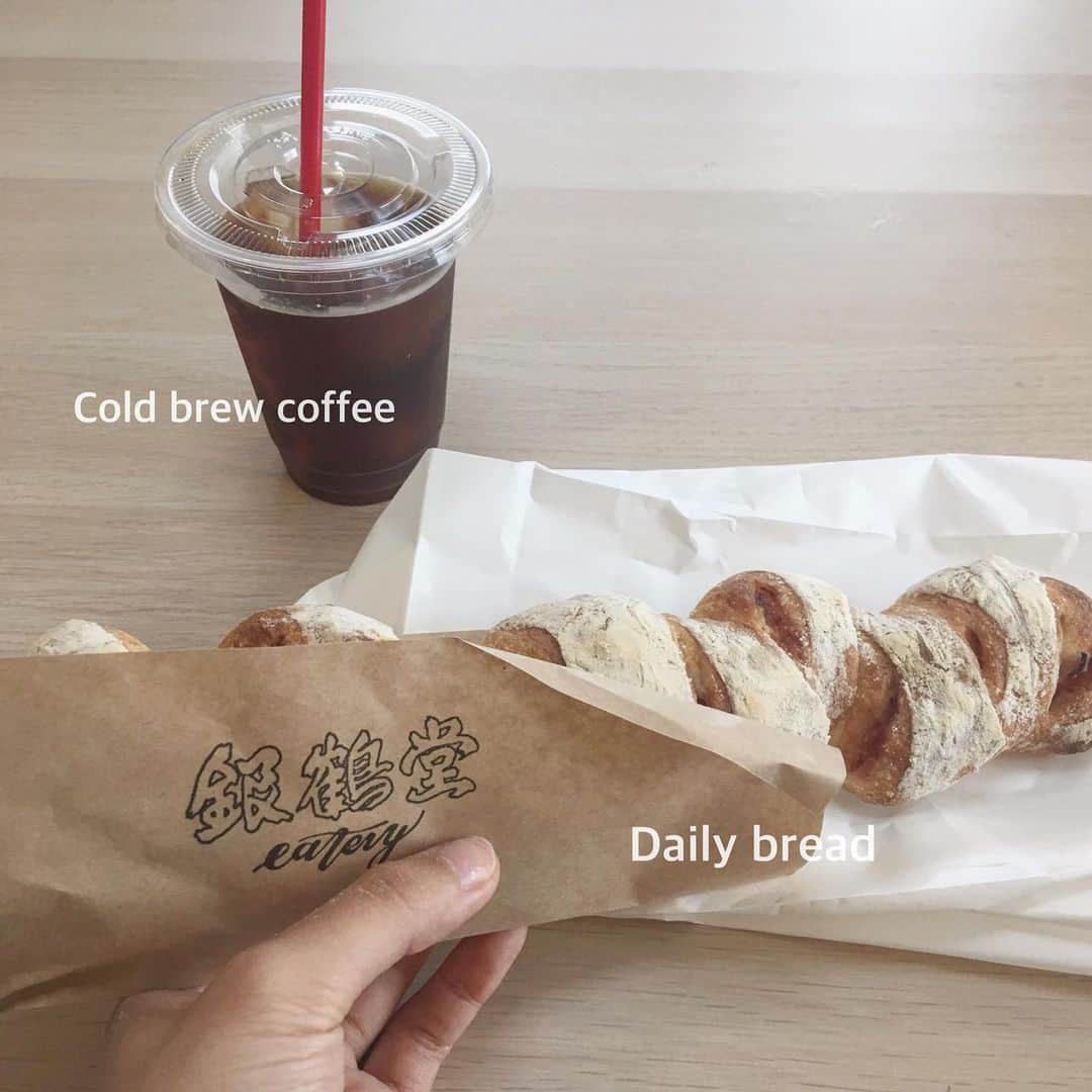 のインスタグラム：「銀鶴堂eateryで販売してる日替わりのパンと水出しアイスコーヒー😋 #銀鶴堂#銀鶴堂eatery#お昼休憩中」