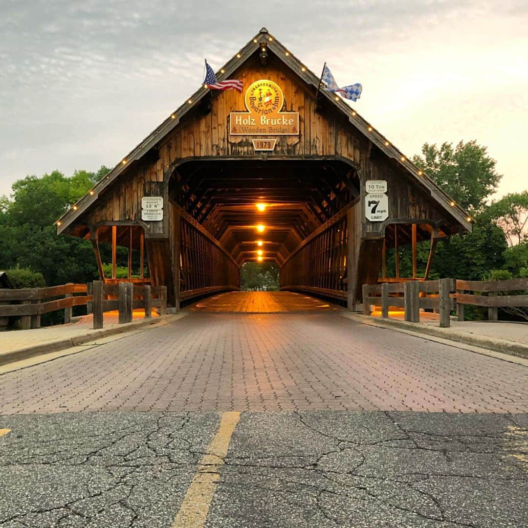 ミハル・チェシカのインスタグラム：「Fun day in Frankenmuth... #puremichigan #summer #friends #little #germany #isares #gibu」