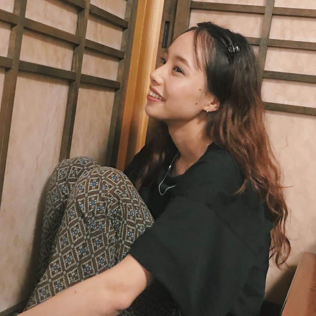 TsurutaHitomiのインスタグラム：「寝起き、ハグリッドヘアから卒業できるシャンプー見つけた😇ひどい天パもまとまってくれた😇 @queens_bathroom のシャンプーとトリートメントとヘアオイル、いい匂い続くしくせ毛まとまるし最高😇」