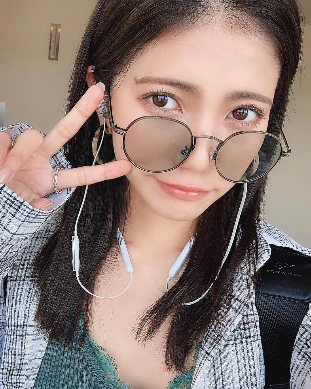 のインスタグラム：「NEW COLOR♥️ ＊ 投稿遅くなっちゃったけど タイとクアラルンプール行く前に あいじさん( @chelobyrelease_aijimatsui ) のとこでメンテしてきたよ♥︎◟⌣̈⃝◞♥︎ ＊ よくストレート見たいって言われるから ストレートで撮ってみました🐈 巻かないと胸上くらい♡ ＊ 今回もフルコースで カラー、カット、トリートメント！ 伸ばしてるけど痛んでる毛先は ちゃんと切ってもらってきた🙆🏻‍♀️♡ ＊ カラーはいつもアッシュでお願いしてるけど 今回はマットでお願いして いつもより明るめやけどグリーン寄りに❤ (２枚目フィルターなし) ＊ トリートメントで今回も しっかり髪の毛生き返った〜😭✨ ダメージ悩んでる子には このトリートメントほんまおすすめします😭♥️ ＊ ＊ ＊ #美容室 #ヘアサロン #release #心斎橋 #ミナミ #カラー #カット #トリートメント #自まつ毛 #メイク #make #like #hair #instagood」