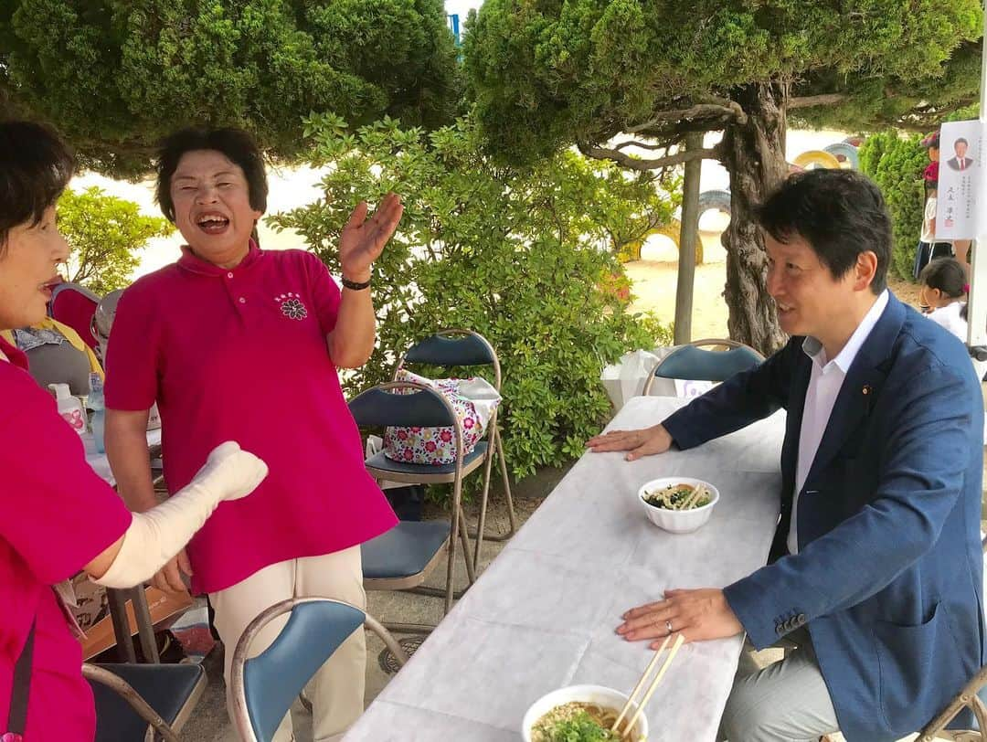 足立康史さんのインスタグラム写真 - (足立康史Instagram)「本日の昼ごはんは、箕面市の西小学校区「ザ☆バザ〜る」で、おうどん、グリーンティー、みたらし団子、かき氷、焼きぞばをいただきました。地域のために、いつも有難うございます！」7月7日 13時00分 - adachiyasushi