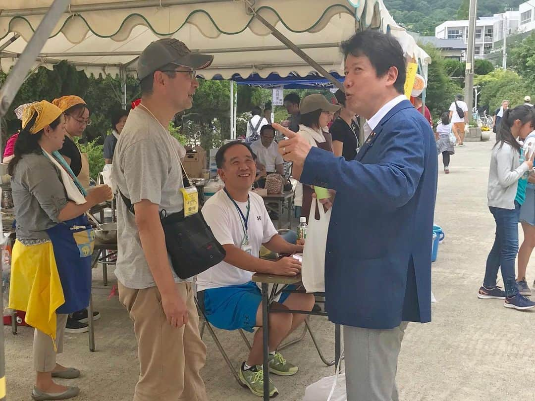 足立康史さんのインスタグラム写真 - (足立康史Instagram)「本日の昼ごはんは、箕面市の西小学校区「ザ☆バザ〜る」で、おうどん、グリーンティー、みたらし団子、かき氷、焼きぞばをいただきました。地域のために、いつも有難うございます！」7月7日 13時00分 - adachiyasushi