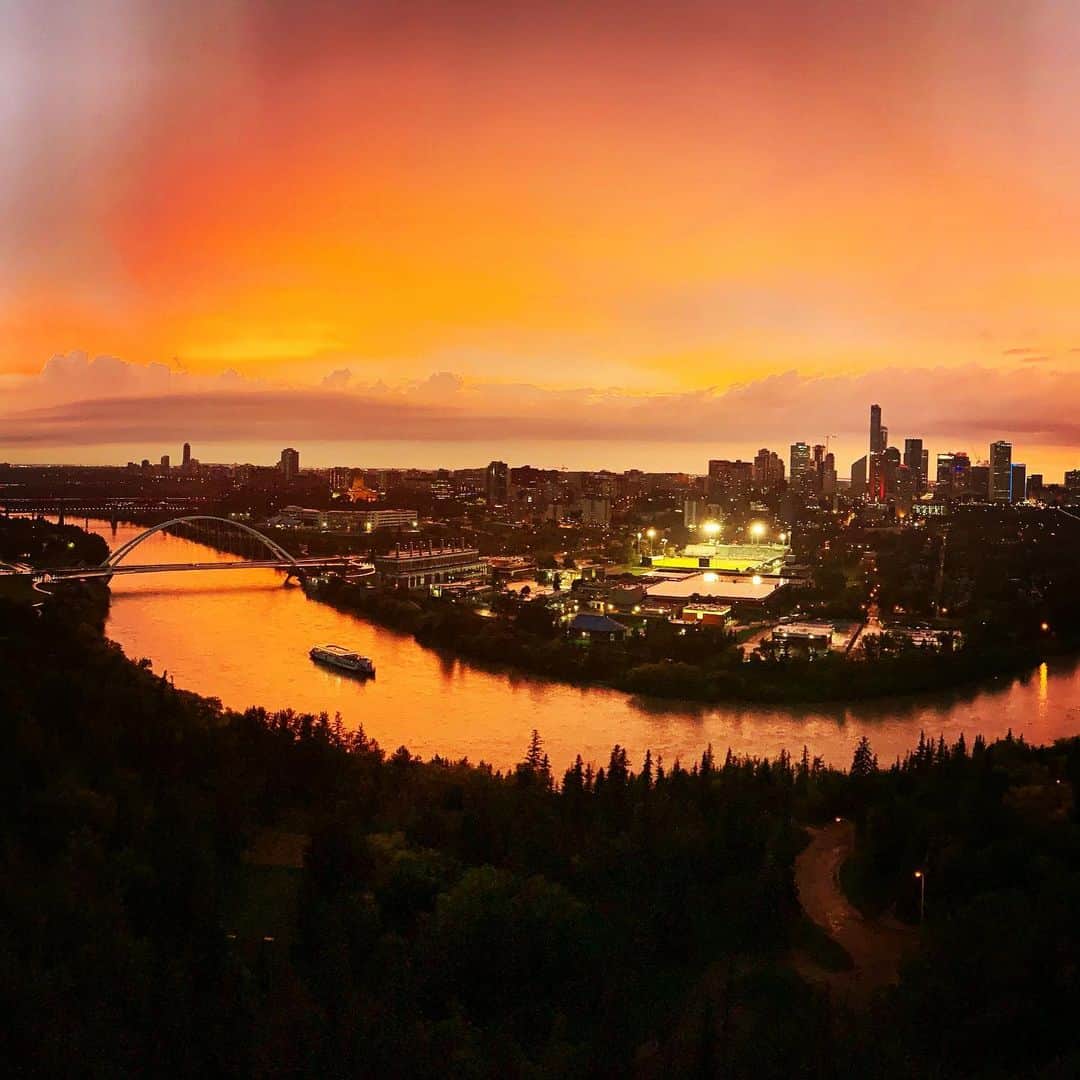 ヴォーン・チピアーのインスタグラム：「Another stunning #Edmonton summer sunset! #yeg #alberta #canada #bestviewintown #bigceleb」