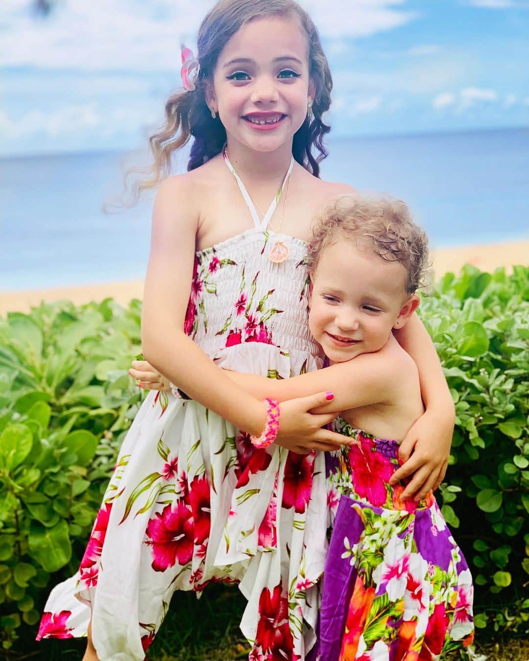 A.J.のインスタグラム：「My baby monkees on the beach! So blessed to be able to take them on adventures and miss them so much when we’re apart. Cherishing these moments.」