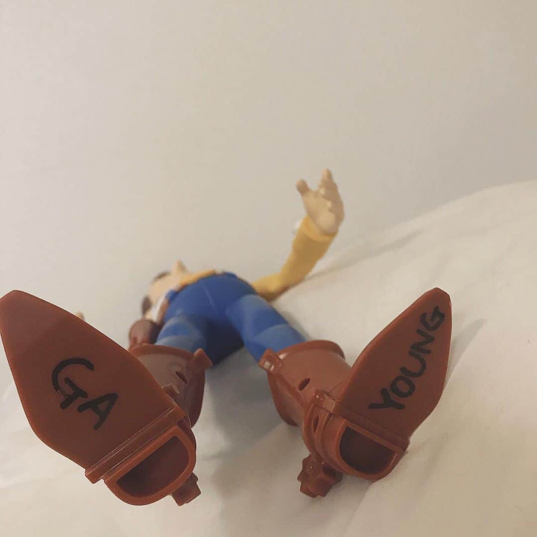 ガヨン さんのインスタグラム写真 - (ガヨン Instagram)「앤디는 대학간다고 장난감들 다 보냈는데 난 이 나이에... 신났다 🤹🏻‍♀️💛💙 뀨 / #토이스토리 #우디 #Toystory #Woody」7月7日 13時24分 - gy._.1202
