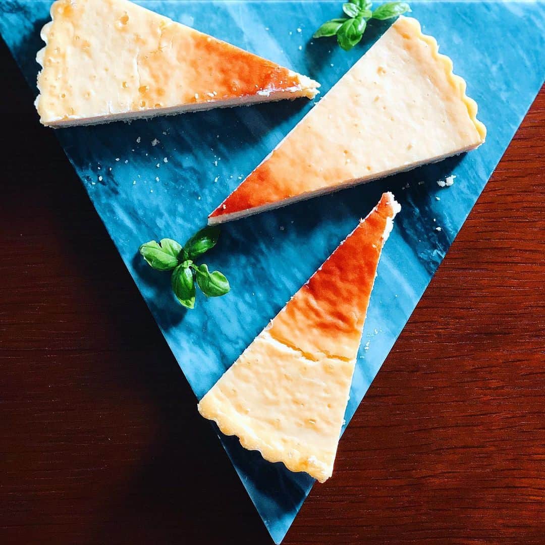 内山理名さんのインスタグラム写真 - (内山理名Instagram)「Rainy day..🍴 I made cheese cake.  The most favorite original recipe...🧀 ・ ・ #homemadecheesecake #rainyday」7月7日 13時24分 - rinauchiyama_official