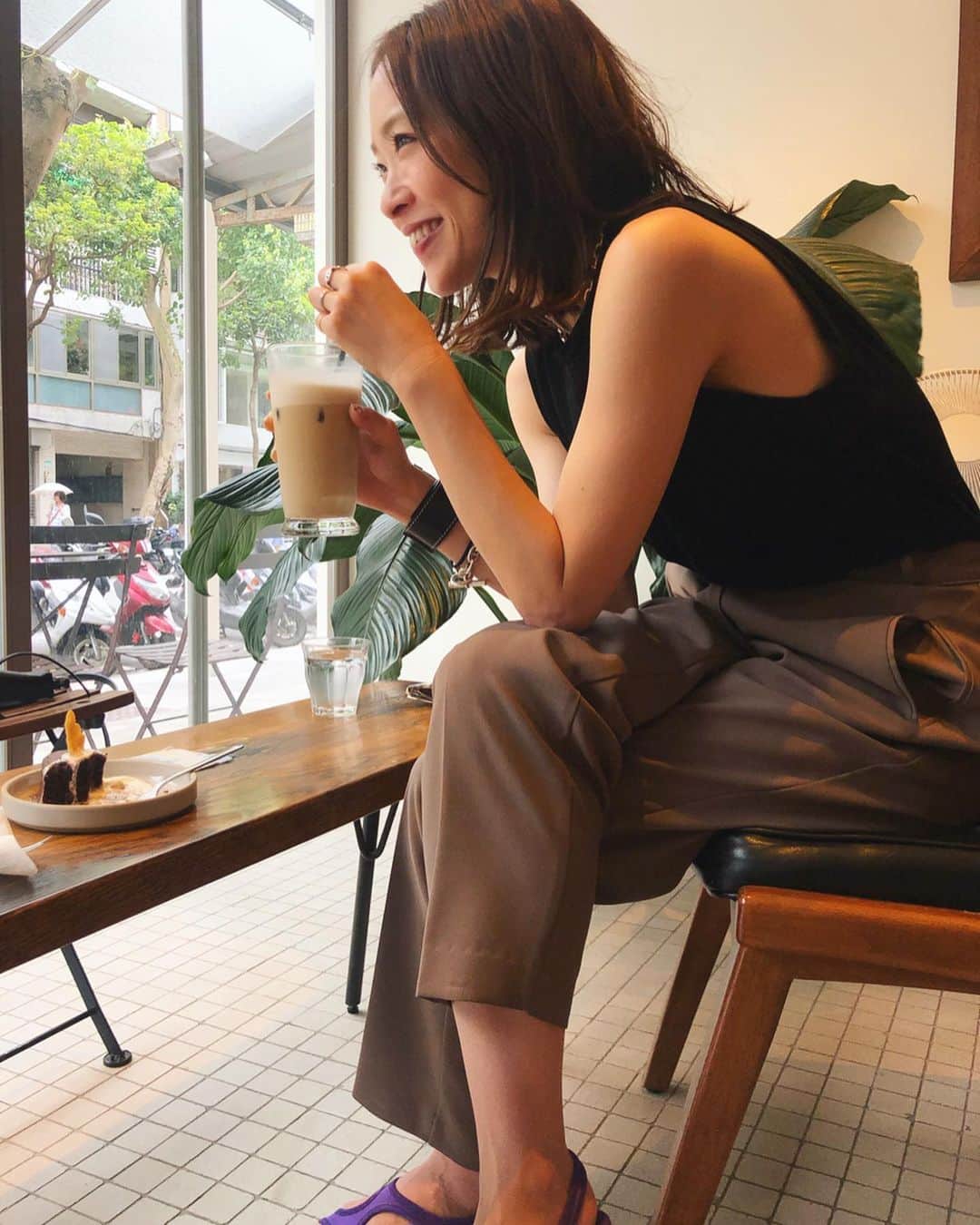 野尻美穂のインスタグラム：「グルテンフリーのブラウニーとカフェラテが美味しかったんです。 LAのスリフトで4$だったスラックスが大活躍でございます。 #肝心のブツ撮りは横のみで使えず🤮 #台北 #0706 #エヴァンゲリオン」