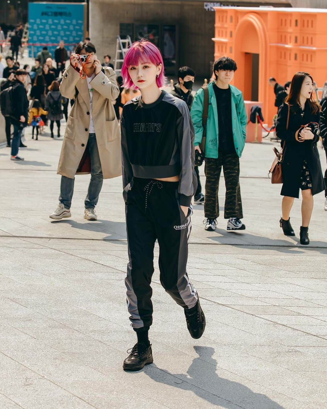 가로수길 , Seoulさんのインスタグラム写真 - (가로수길 , SeoulInstagram)「Seoul Street Fashion Style 📸 @jaylim1  서울 패션위크에서 📸📸 . . #写真 #outfitideas #styleoftheday #ファッション #フォトグラファー #instafashion #파리 #東京 #서울패션위크 #sfw #오오티디 #nyc #koreafashion #패션그램 #womenswear #nyfw #데일리그램 #outfit #ootd #street #streetfashion #streetphoto #가로수길 #이태원 #사진 #스트릿패션 #모델 #wiwt #nyfw #pfw」7月7日 13時22分 - jaylim1