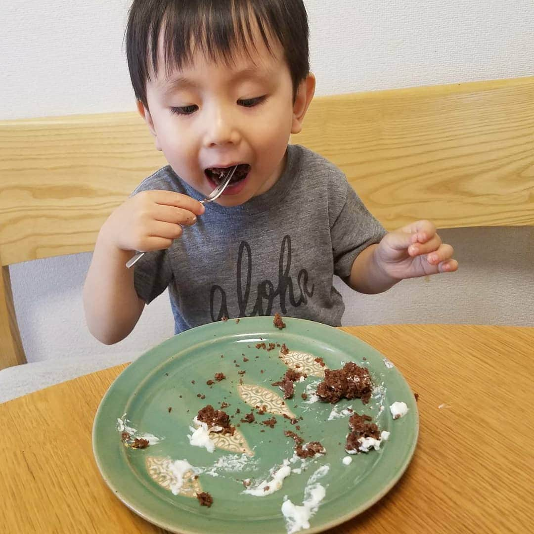 本仮屋リイナさんのインスタグラム写真 - (本仮屋リイナInstagram)「七夕！！🎋 ココアバナナケーキに 生クリームと 夫が金沢出張のお土産に買ってきてくれた 金箔を飾って豪華バージョンに！✨ 金箔は、天の川を表現しました😘💓 わかるかなぁ🤔  #早く娘も一緒に食べられるようになったらいいな #🎋 #七夕 #黄金の天の川 #金箔 #金沢 #梅ズバ #7/17(水)夜10時から #フジテレビ」7月7日 13時28分 - riina_motokariya