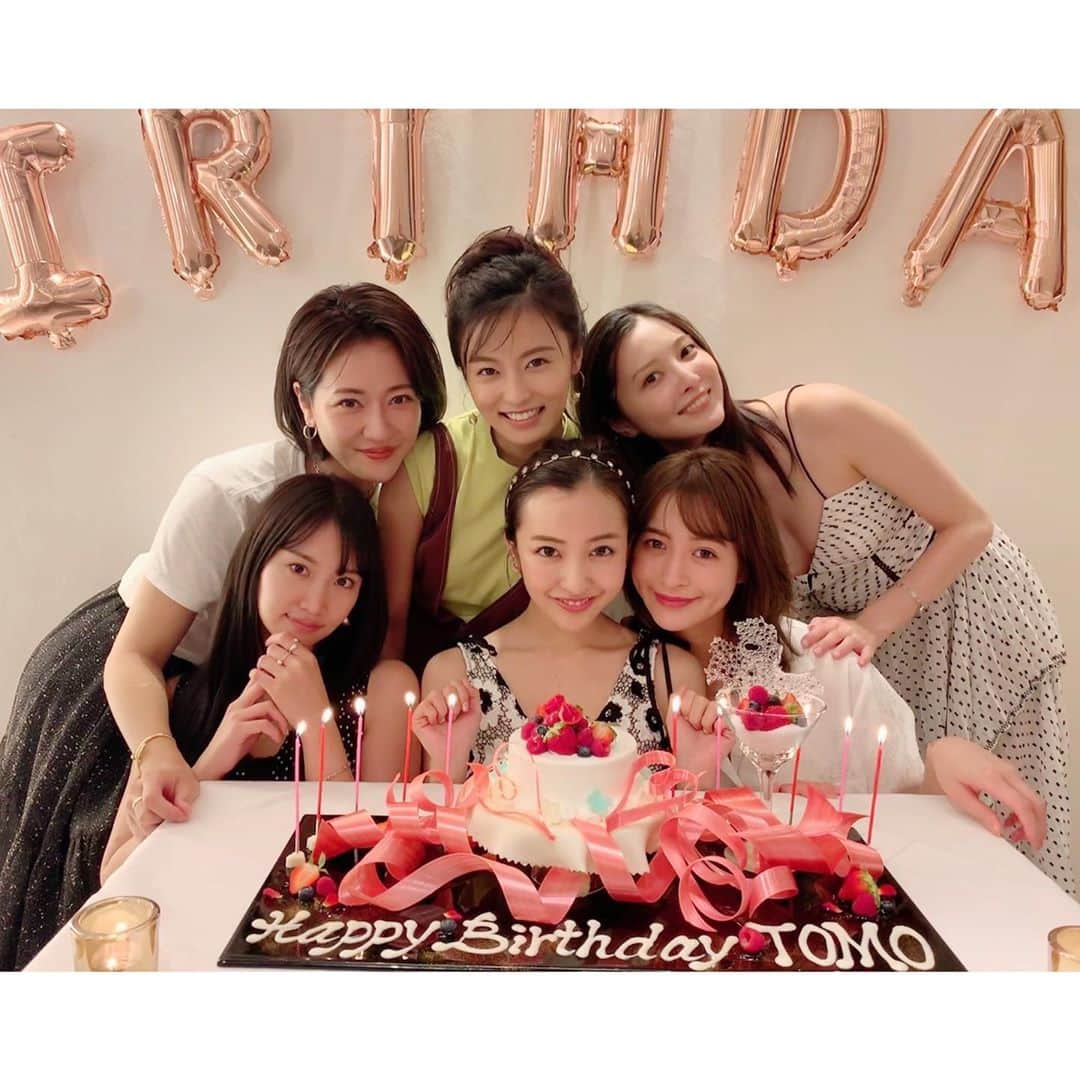 板野友美さんのインスタグラム写真 - (板野友美Instagram)「とっても可愛い飾り付けと ケーキでお祝いしてくれました🎂♥️ .  みんなが忙しい中、 予定を合わせて集まって くれただけで嬉しい😭♥️ . .  そして、誕生日会って幹事が 1番大変なのに、いつもしてくれる 大好きな、あや、ありがとう😍」7月7日 13時32分 - tomo.i_0703