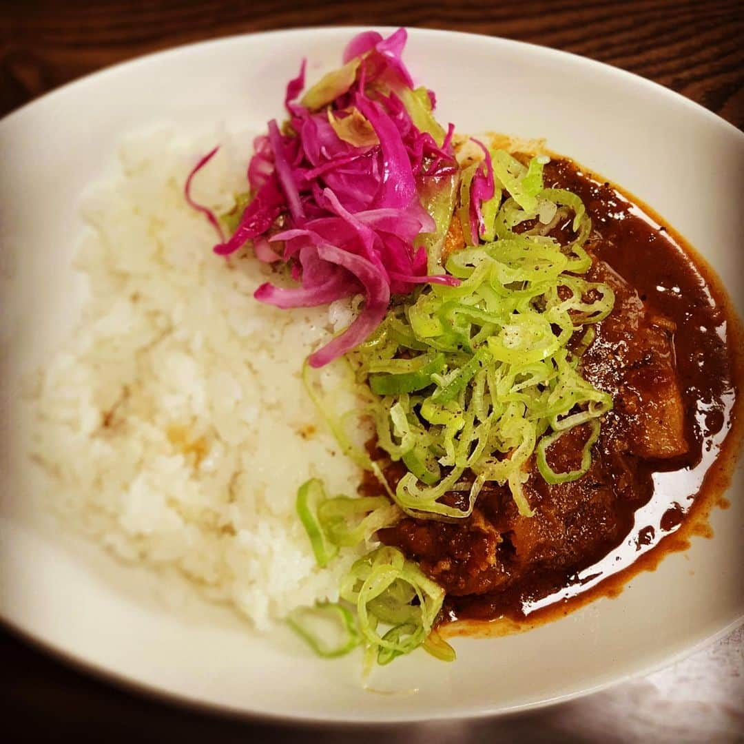 鈴木渉さんのインスタグラム写真 - (鈴木渉Instagram)「昨夜仕込んだ塩麹チキンと梅でスパイスカレー。昼食を父の元へデリバリーしにきた渉ケータリングサービスです🚚  #スパイスカレー #ねぎまみれ」7月7日 13時42分 - watarumble0223