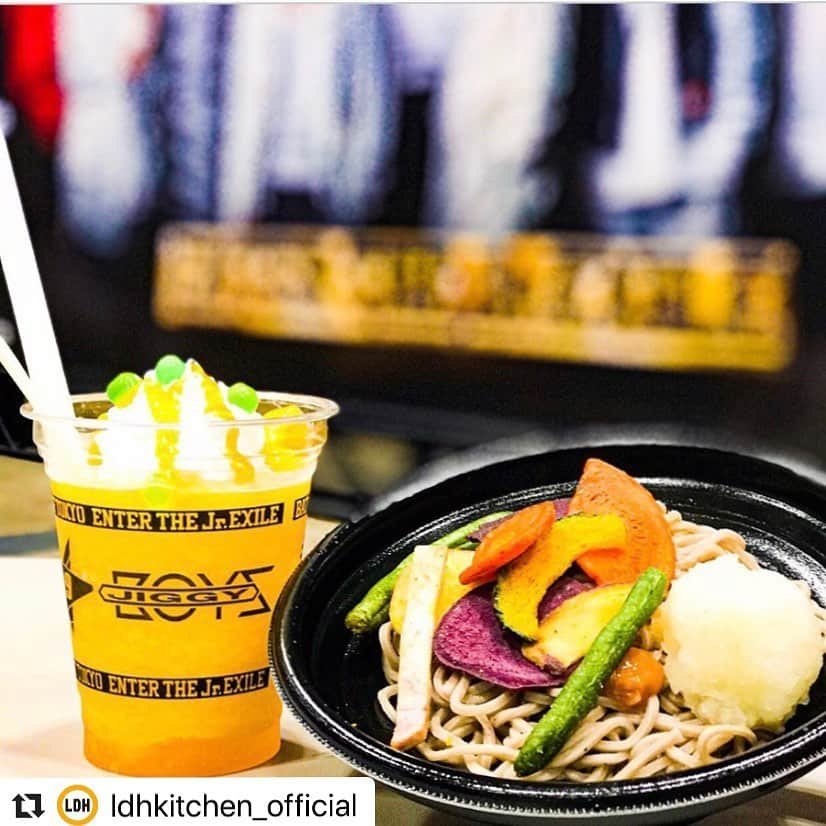 居酒屋えぐざいるPARKさんのインスタグラム写真 - (居酒屋えぐざいるPARKInstagram)「@ldhkitchen_official . 『出張居酒屋えぐざいる～BATTLE OF TOKYO KITCHEN～』開催中🔥‼️ . BATTLE OF TOKYO～ENTER THE Jr.EXILE～ 4チーム総当りコラボバトル開幕！！ Jr.EXILE世代によるリアルファイト 新たな歴史のはじまりを目撃せよ！！ ENTER THE Jr.EXILE . 【💁‍♂️FOODコーナーからのご紹介💁‍♀️】 . ⭐️ROWDY SHOGUN⭐️ ●SHOGUN KEBAB🥙 千切りキャベツをたっぷりと使った、ケバブサンド😋ケバブの味が濃いめにしてあるので、キャベツとの相性抜群‼️スパイシーなソースと一緒にがっつり食べられる一品🔥 . ●ROWDY JUICE🥤 夏の水分補給にピッタリのスポーツドリンク💥をベースに、ベリー系のゼリーとレモンスライス🍋をプラスしたさわやかなドリンク🌈🥰 . ⭐︎JIGGY BOYS⭐️ ●JIGGY SOBA🍴☄️ 食欲がなくなる暑い日にピッタリのサッパリとした冷やし蕎麦👀梅かつおのだしと、大根おろしの相性抜群‼️トッピングの野菜チップの食感も楽しめるメニューです😏 . ●スムーJIGGYマンゴー🥤 夏らしい🌈マンゴースムージーに、ごろっとしたマンゴー🥭と色鮮やかなキウイ味🥝のコーディングジュースをトッピング💥😎 . ぜひ、お召し上がりください☺️✨ . 出張居酒屋えぐざいるでパワー補給💪をして、みんなでBATTLE OF TOKYOで最高に盛り上がりましょう😆✨ . 【FOODメニュー】 ☆FOOD 《MAD JESTERS》 ・HOT MAD DOG 800円 《ROWDY SHOGUN 》 ・SHOGUN KEBAB 800円 《JIGGY BOYS》 ・JIGGY SOBA 800円 ☆DRINK 《MAD JESTERS》 ・JESTER ENERGY 700円 《ROWDY SHOGUN 》 ・ROWDY JUICE 700円 《Astro９》 ・Astroberry 700円 《JIGGY BOYS》 ・スムーJIGGYマンゴー 700円 ☆SWEETS 《Astro９》 ・Astroパイン 700円 . 【OKASHIメニュー】 ★BATTLE OF TABLET～パイン味～(全38種) 1000円 ★出張居酒屋えぐざいるWATER 500円 ～BATTLE OF TOKYOネックストラップ付～(全38種) . 【ENNICHIコーナー】 ★Jr.えぐスター ★Jr.えぐピンポン ★Jr.えぐビンゴ ★Jr.えぐコロ ★Jr.えぐフォール ★バトみくじ . 【営業日時】 7/4(木)～7/7(日) FOODコーナー・OKASHIコーナー・ENNICHIコーナー 販売時間：11：00～19：30(終演後1時間程度) . 【場所】 千葉 幕張メッセ 国際展示ホール１ 出張居酒屋えぐざいるブース . 【 注意事項 】 ●商品には数に限りがございますので、無くなる場合がございます。 ●食品は、手洗いを充分にしてからお早めにお召し上がり下さい。 ●荒天等の場合、営業を中断、中止する場合がございます。 ●営業時間は、混雑状況や天候等により、予告無く変更する場合がございます。 ●基本、屋内となります。体調にはくれぐれもお気をつけいただき、熱中症対策を十分に準備し、お越し下さいませ。 ※上記の注意事項、予めご了承ください。 . #BATTLEOFTOKYO  #幕張 #出張居酒屋えぐざいる #JrEXILE #MAKUHARI #LDHkitchen #ROWDYSHOGUN #SHOGUNKEBAB #ROWDYJUICE #JIGGYBOYS #JIGGYSOBA #スムーJIGGYマンゴー #わくわくがとまらない #幕張メッセ」7月7日 13時35分 - izakaya_exile