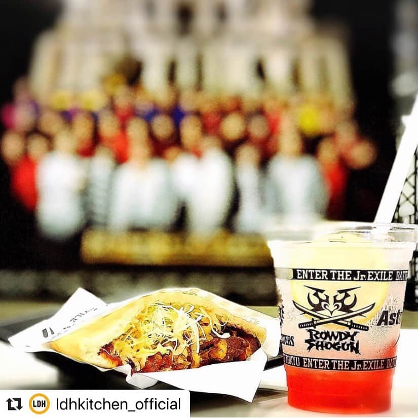 のインスタグラム：「@ldhkitchen_official . 『出張居酒屋えぐざいる～BATTLE OF TOKYO KITCHEN～』開催中🔥‼️ . BATTLE OF TOKYO～ENTER THE Jr.EXILE～ 4チーム総当りコラボバトル開幕！！ Jr.EXILE世代によるリアルファイト 新たな歴史のはじまりを目撃せよ！！ ENTER THE Jr.EXILE . 【💁‍♂️FOODコーナーからのご紹介💁‍♀️】 . ⭐️ROWDY SHOGUN⭐️ ●SHOGUN KEBAB🥙 千切りキャベツをたっぷりと使った、ケバブサンド😋ケバブの味が濃いめにしてあるので、キャベツとの相性抜群‼️スパイシーなソースと一緒にがっつり食べられる一品🔥 . ●ROWDY JUICE🥤 夏の水分補給にピッタリのスポーツドリンク💥をベースに、ベリー系のゼリーとレモンスライス🍋をプラスしたさわやかなドリンク🌈🥰 . ⭐︎JIGGY BOYS⭐️ ●JIGGY SOBA🍴☄️ 食欲がなくなる暑い日にピッタリのサッパリとした冷やし蕎麦👀梅かつおのだしと、大根おろしの相性抜群‼️トッピングの野菜チップの食感も楽しめるメニューです😏 . ●スムーJIGGYマンゴー🥤 夏らしい🌈マンゴースムージーに、ごろっとしたマンゴー🥭と色鮮やかなキウイ味🥝のコーディングジュースをトッピング💥😎 . ぜひ、お召し上がりください☺️✨ . 出張居酒屋えぐざいるでパワー補給💪をして、みんなでBATTLE OF TOKYOで最高に盛り上がりましょう😆✨ . 【FOODメニュー】 ☆FOOD 《MAD JESTERS》 ・HOT MAD DOG 800円 《ROWDY SHOGUN 》 ・SHOGUN KEBAB 800円 《JIGGY BOYS》 ・JIGGY SOBA 800円 ☆DRINK 《MAD JESTERS》 ・JESTER ENERGY 700円 《ROWDY SHOGUN 》 ・ROWDY JUICE 700円 《Astro９》 ・Astroberry 700円 《JIGGY BOYS》 ・スムーJIGGYマンゴー 700円 ☆SWEETS 《Astro９》 ・Astroパイン 700円 . 【OKASHIメニュー】 ★BATTLE OF TABLET～パイン味～(全38種) 1000円 ★出張居酒屋えぐざいるWATER 500円 ～BATTLE OF TOKYOネックストラップ付～(全38種) . 【ENNICHIコーナー】 ★Jr.えぐスター ★Jr.えぐピンポン ★Jr.えぐビンゴ ★Jr.えぐコロ ★Jr.えぐフォール ★バトみくじ . 【営業日時】 7/4(木)～7/7(日) FOODコーナー・OKASHIコーナー・ENNICHIコーナー 販売時間：11：00～19：30(終演後1時間程度) . 【場所】 千葉 幕張メッセ 国際展示ホール１ 出張居酒屋えぐざいるブース . 【 注意事項 】 ●商品には数に限りがございますので、無くなる場合がございます。 ●食品は、手洗いを充分にしてからお早めにお召し上がり下さい。 ●荒天等の場合、営業を中断、中止する場合がございます。 ●営業時間は、混雑状況や天候等により、予告無く変更する場合がございます。 ●基本、屋内となります。体調にはくれぐれもお気をつけいただき、熱中症対策を十分に準備し、お越し下さいませ。 ※上記の注意事項、予めご了承ください。 . #BATTLEOFTOKYO  #幕張 #出張居酒屋えぐざいる #JrEXILE #MAKUHARI #LDHkitchen #ROWDYSHOGUN #SHOGUNKEBAB #ROWDYJUICE #JIGGYBOYS #JIGGYSOBA #スムーJIGGYマンゴー #わくわくがとまらない #幕張メッセ」