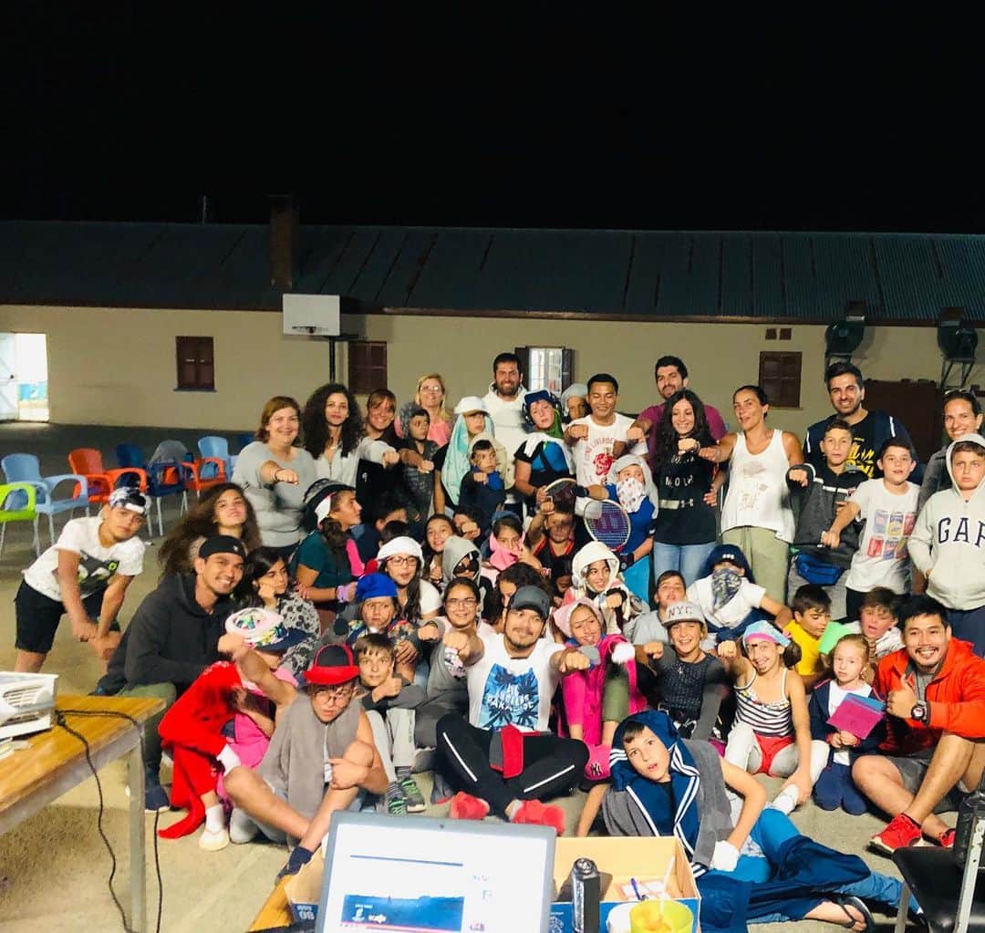 トニー・ジャーのインスタグラム：「A chance to reach out to the kids at a childrens camp in Cyprus. Life is all about connecting with people.」