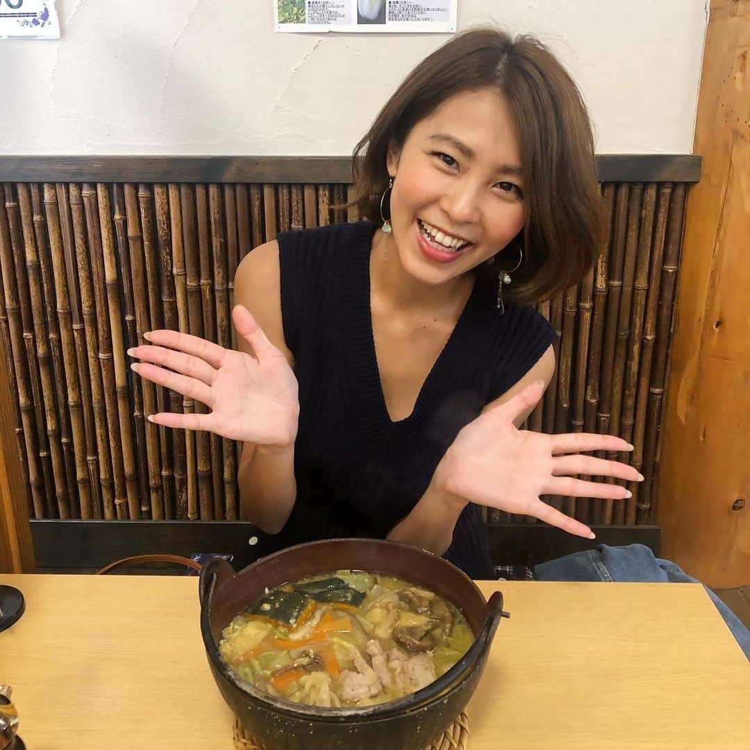 坂元美香さんのインスタグラム写真 - (坂元美香Instagram)「いぇーい🤗← まさかの#坂元旅ログ 山梨編 . 朝千葉のゴルフ場まで行ったけど雨でゴルフできなかったからそのまま東京をスルーして山梨にほうとう食べに来た😆私は小作より歩成派。小作と違って里芋が冷凍じゃないので。笑 バリで日焼けしたこんがり坂元です。 . #山梨 #ほうとう #黄金ほうとう #ほうとう蔵歩成 #ほうとう歩成 #歩成 #坂元食べログ #旅スタグラム #旅ジョ」7月7日 13時39分 - mika_saka