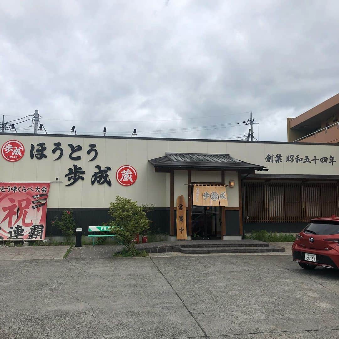 坂元美香さんのインスタグラム写真 - (坂元美香Instagram)「いぇーい🤗← まさかの#坂元旅ログ 山梨編 . 朝千葉のゴルフ場まで行ったけど雨でゴルフできなかったからそのまま東京をスルーして山梨にほうとう食べに来た😆私は小作より歩成派。小作と違って里芋が冷凍じゃないので。笑 バリで日焼けしたこんがり坂元です。 . #山梨 #ほうとう #黄金ほうとう #ほうとう蔵歩成 #ほうとう歩成 #歩成 #坂元食べログ #旅スタグラム #旅ジョ」7月7日 13時39分 - mika_saka