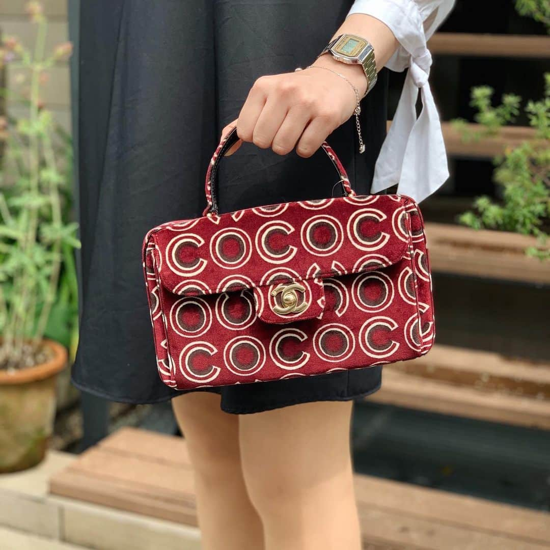 Vintage Brand Boutique AMOREさんのインスタグラム写真 - (Vintage Brand Boutique AMOREInstagram)「Vintage Chanel velvet logo handbag. ▶︎Free Shipping Worldwide✈️ ≫≫≫ DM for more information 📩 info@amorevintagetokyo.com #AMOREvintage #AMORETOKYO #tokyo #Omotesando #Aoyama #harajuku #vintage #vintageshop #ヴィンテージ #ヴィンテージショップ #アモーレ #アモーレトーキョー #表参道 #青山 #原宿#東京 #chanel #chanelvintage #vintagechanel #ヴィンテージ #シャネル #ヴィンテージシャネル #amoreomotesando #アモーレ表参道」7月7日 13時59分 - amore_tokyo