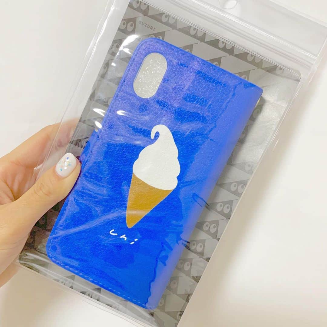 八木沙季のインスタグラム：「🍦🍦 . 新しいiPhoneケースはソフトクリームでした🥳 ストーリーの4択クイズで おにぎりって答えた人めっちゃ多い🤣🍙 おにぎりはギリギリまで迷ったやつです🥺惜しい . #iphoneケース  #ソフトクリーム  #おにぎり」