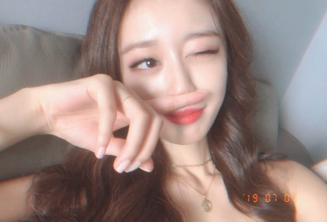 ジヨン のインスタグラム：「😉」
