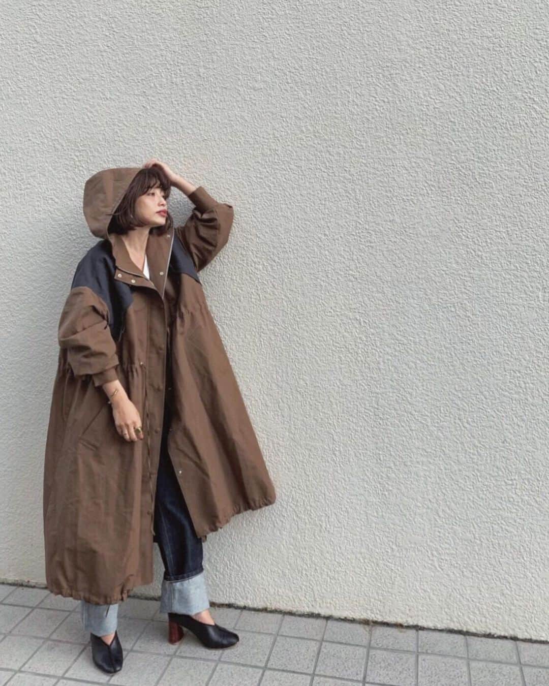 JUNNAのインスタグラム：「引き続き復刻シリーズ。 "COME BACK ITEMS" 先行予約(ONLINE STORE) 7/8(月)12:00 - 7/15(月) 23:59  着ているのは #バイカラーフーデッドコート #バイカラーフーデットコート  Mサイズのサンプルです。  Sサイズは着丈が3cm短くなります！  私はスニーカーを合わせたいから156cm、Sサイズ！ SSはBEIGEを購入したから、AWはMOCAにしたよ！  サイズスペックの詳細はHPでご確認いただけます。  #2019ETREaw #156cm #junna👠 #etretokyo #エトレニット #エトレコート」
