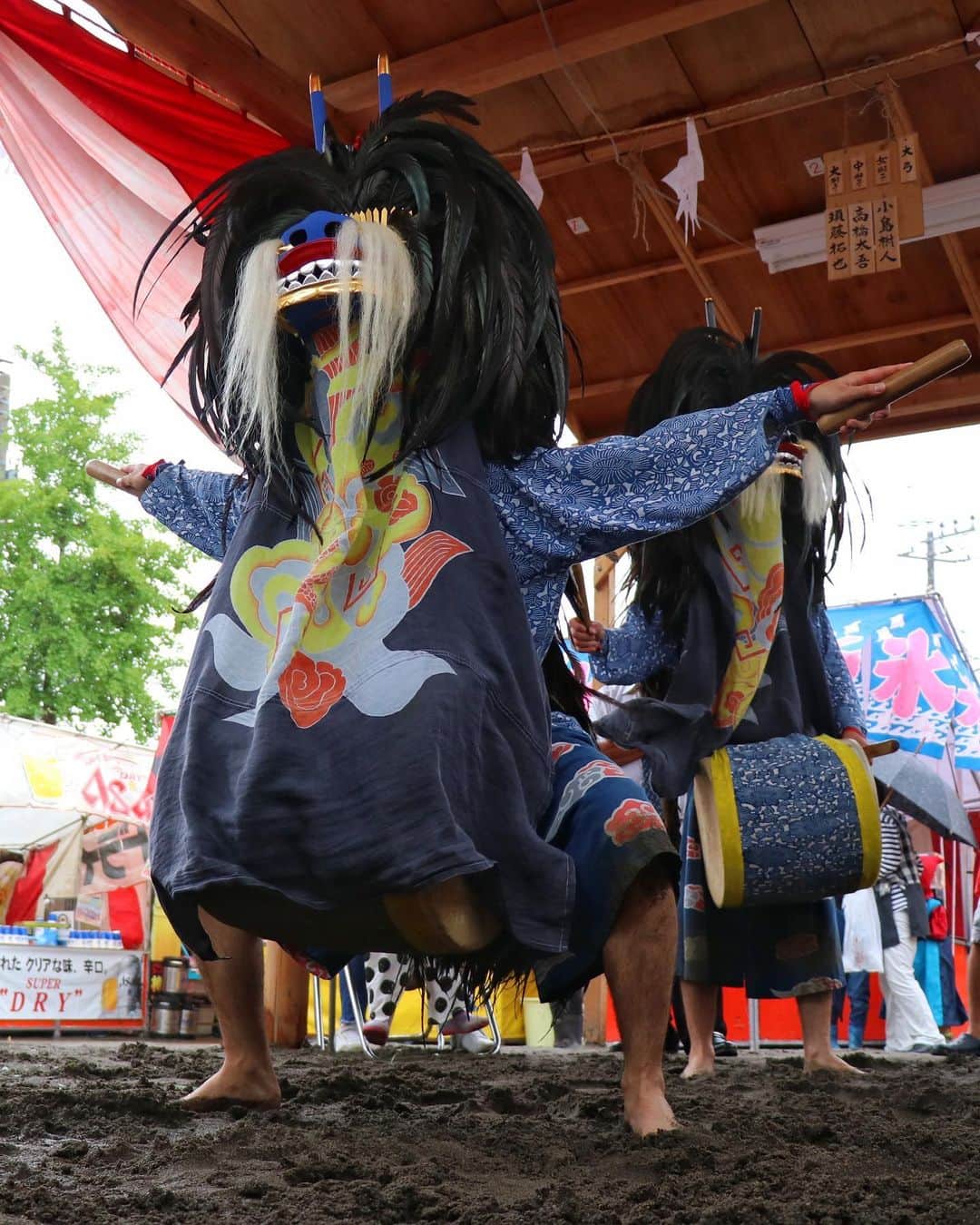 さいたまつりさんのインスタグラム写真 - (さいたまつりInstagram)「八潮市で開催されている「大瀬の獅子舞」 獅子が舞うと雨が降るという言い伝えどおり雨がだんだんと強くなってきました！ まさに「ドロンコ獅子」ですっ！  #さいたまつり #獅子舞 #埼玉 #festival #祭り #saitamatsuri #八潮 #写真好きな人と繋がりたい #ファインダー越しの私の世界 #大瀬の獅子舞 #ドラマティック #ドロンコ獅子 #japan #saitama #富士浅間信仰」7月7日 14時16分 - saitamatsuri