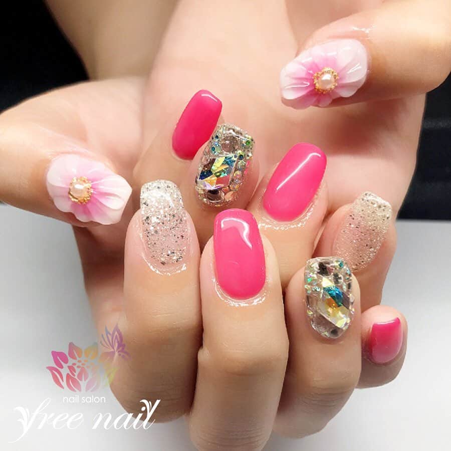 free nail フリーネイルのインスタグラム：「. お客様ネイル💅🏻🌼✨ . 大人気👑✨ ぷっくりクリアフラワー🌸✨ . ゴテゴテストーンでキラリ💎✨ . ⇨スワイプして動画もチェック☝🏻✨ . ご来店ありがとうございました🙇🏻‍♀️🙇🏻‍♀️🙇🏻‍♀️💗 . #ネイル #フリーネイル #ネイルアート #ジェルネイル #ネイルサロン #大阪ネイルサロン #ネイルデザイン #ネイルチェンジ #ぷっくりネイル #フラワーネイル #クリアネイル #埋め尽くしネイル #ゴテゴテ #ピンクネイル #デザインネイル #トレンドネイル #シンプルネイル #おしゃれネイル #夏ネイル #美甲 #日式美甲 #summernails #nailsart #nailsalon #nailsdid #newnails #newnail #freenail」