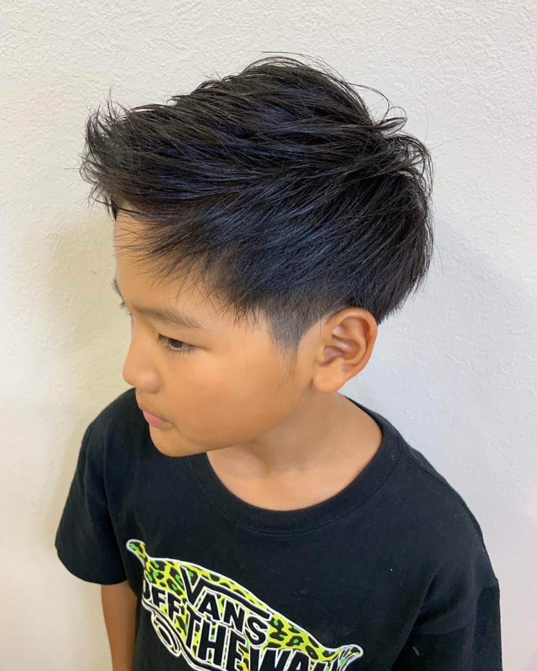 salon PRATiNO(サロンプラチノ)のインスタグラム：「. ✂️MENSカット✂️. . プラチノには大人の方だけでなく kidsもたくさん来てくださいます💗💗. 伸び伸びだった髪の毛もバッサリ 横も後ろも刈り上げてスッキリ男前に❗️❗️ とってもかっこよく仕上がりました🥰 . . 【CLAVIS PRATINO】 ◇月曜日～土曜日 11:00～20:00 ◇日曜日 11:00～18:00 ※時間外はお問い合わせください。 愛知県名古屋市中区錦3-4-19石垣ビル７Ｆ ☎︎052-962-7017 . . #hairstyle #hair #cornrow #clavispratino #pratino #hairsalon #FIBREPLEX #nagoya #haircolor #love #特殊ヘア #ブラックヘア  #コーンロウ #ブレイズ  #派手髪 #ヘアカラー  #外国人風カラー#バレイヤージュ #グラデーション #キッズカット  #美容室 #ヘアサロン #クラビスプラチノ #名古屋 #栄 #錦」