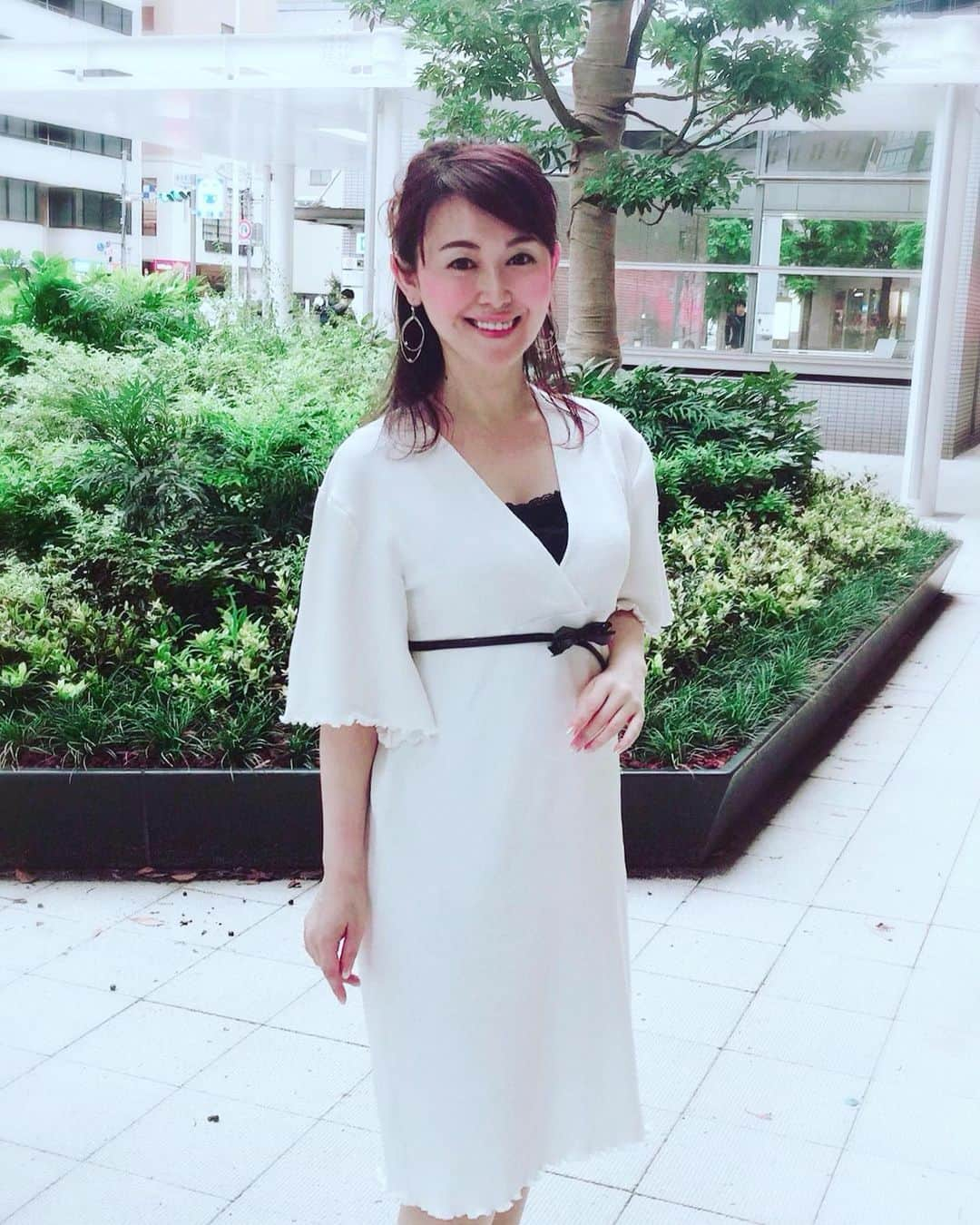 真野みづほさんのインスタグラム写真 - (真野みづほInstagram)「【オーダーメイドで👗✨】 “白(はく)”というブランドを立ち上げて、 デザイナーとして活動されている 熊澤 はる桂 (Haruka Kumazawa)さんが、ワンピース作ってくださいました🤗 ストレッチ素材のとても着心地の良い生地✨ 袖はフレアで♬ エレガントな中に可愛さもあるデザインで、ステキです💕👗✨ #haku #白 #オーダーメイド  #デザイナー  #ワンピース  #エレガントコーデ  #エレガント  #上品コーデ  #上品  #フレア袖  #ストレッチ素材  #着心地良い服」7月7日 14時32分 - mizuhomano