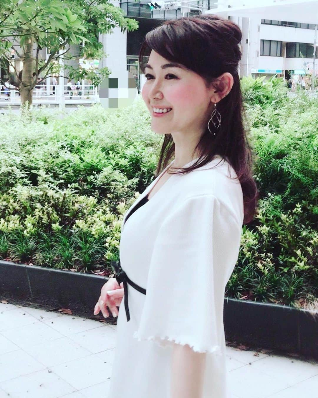 真野みづほのインスタグラム：「【オーダーメイドで👗✨】 “白(はく)”というブランドを立ち上げて、 デザイナーとして活動されている 熊澤 はる桂 (Haruka Kumazawa)さんが、ワンピース作ってくださいました🤗 ストレッチ素材のとても着心地の良い生地✨ 袖はフレアで♬ エレガントな中に可愛さもあるデザインで、ステキです💕👗✨ #haku #白 #オーダーメイド  #デザイナー  #ワンピース  #エレガントコーデ  #エレガント  #上品コーデ  #上品  #フレア袖  #ストレッチ素材  #着心地良い服」