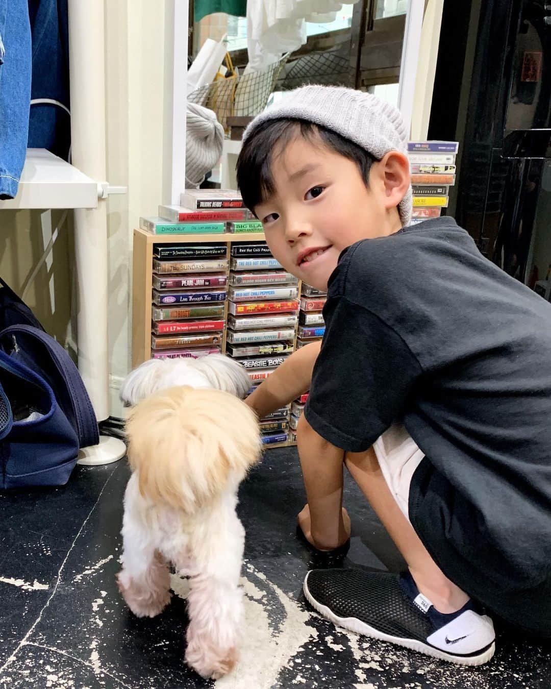のインスタグラム：「カセットテープコーナー大好きソラくん👦🏻小鉄も一緒にみてる🐶🥰 #jammru_snap」